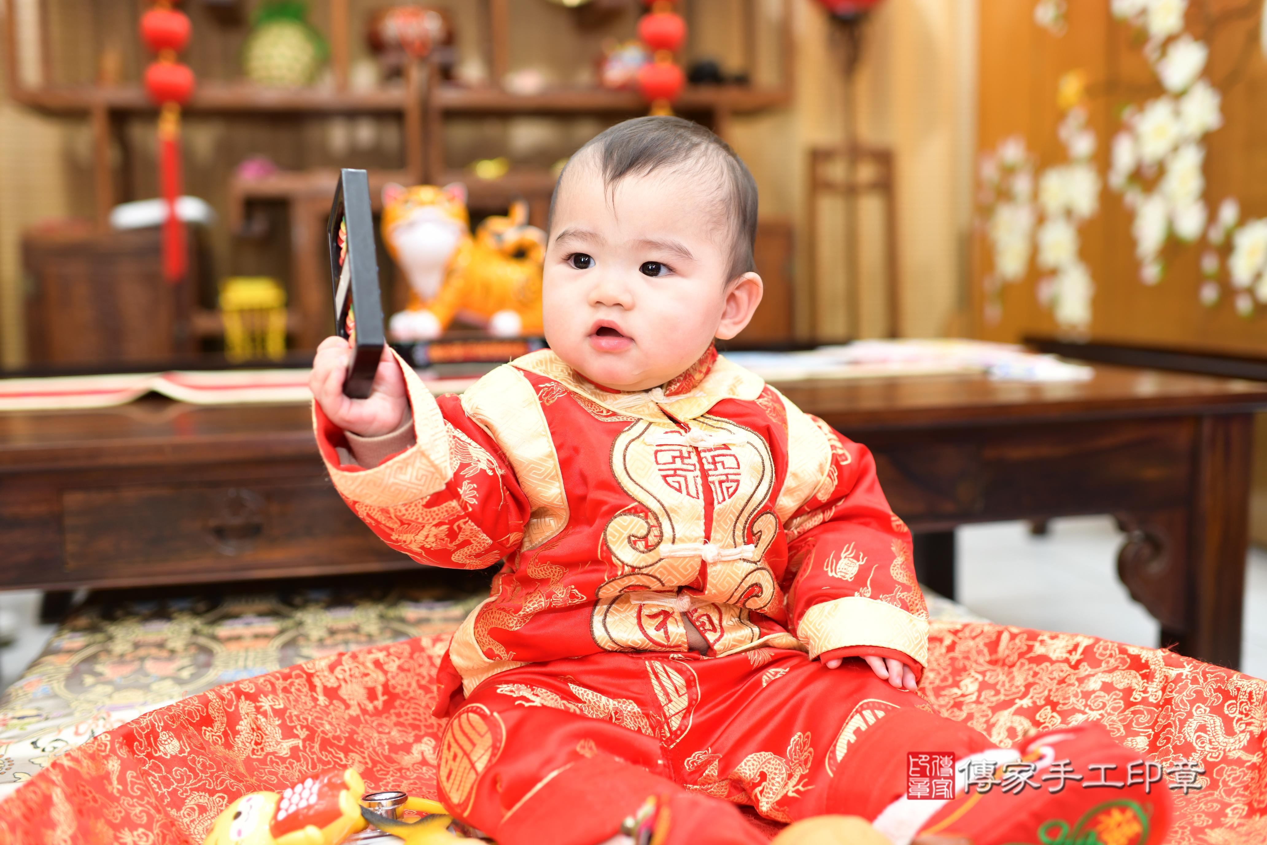 傳家手工印章台南店、抓周、度脺、中國風會場、傳家嬰兒古禮、吉祥話、抓周道具物品24種、拍照。抓周證書。寶寶抓周、滿周歲、生日快樂、祝福