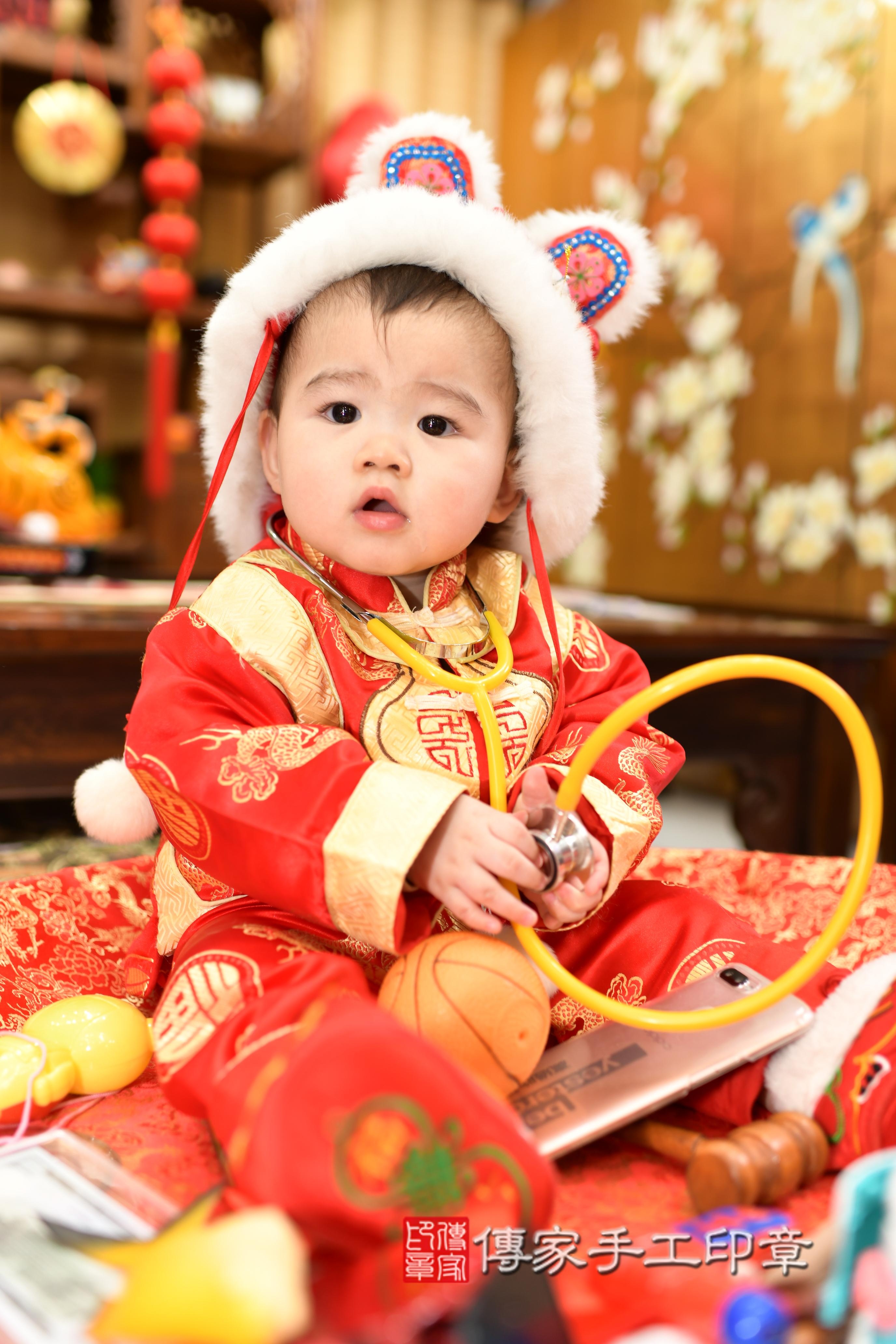 傳家手工印章台南店、抓周、度脺、中國風會場、傳家嬰兒古禮、吉祥話、抓周道具物品24種、拍照。抓周證書。寶寶抓周、滿周歲、生日快樂、祝福