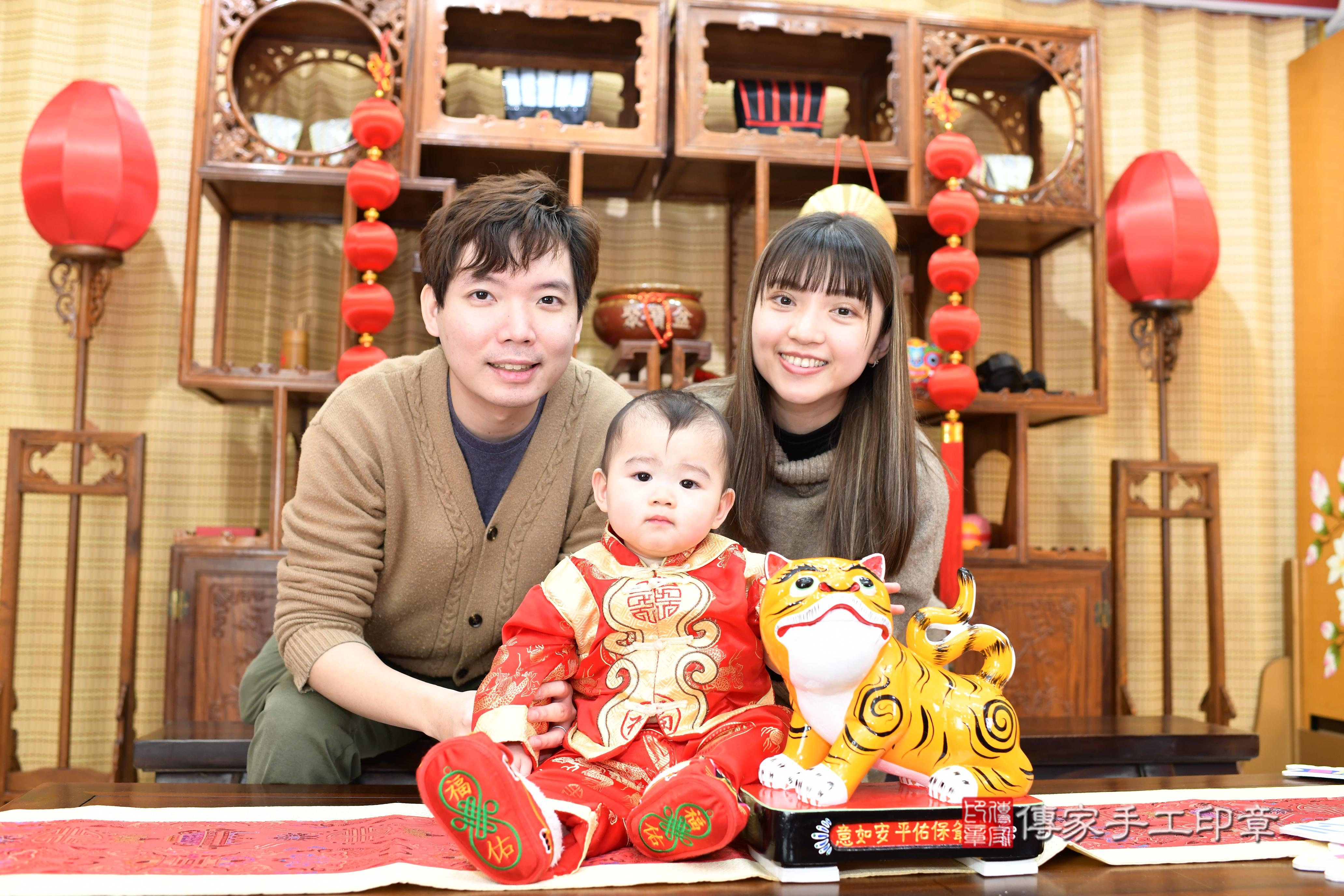 傳家手工印章台南店、抓周、度脺、中國風會場、傳家嬰兒古禮、吉祥話、抓周道具物品24種、拍照。抓周證書。寶寶抓周、滿周歲、生日快樂、祝福