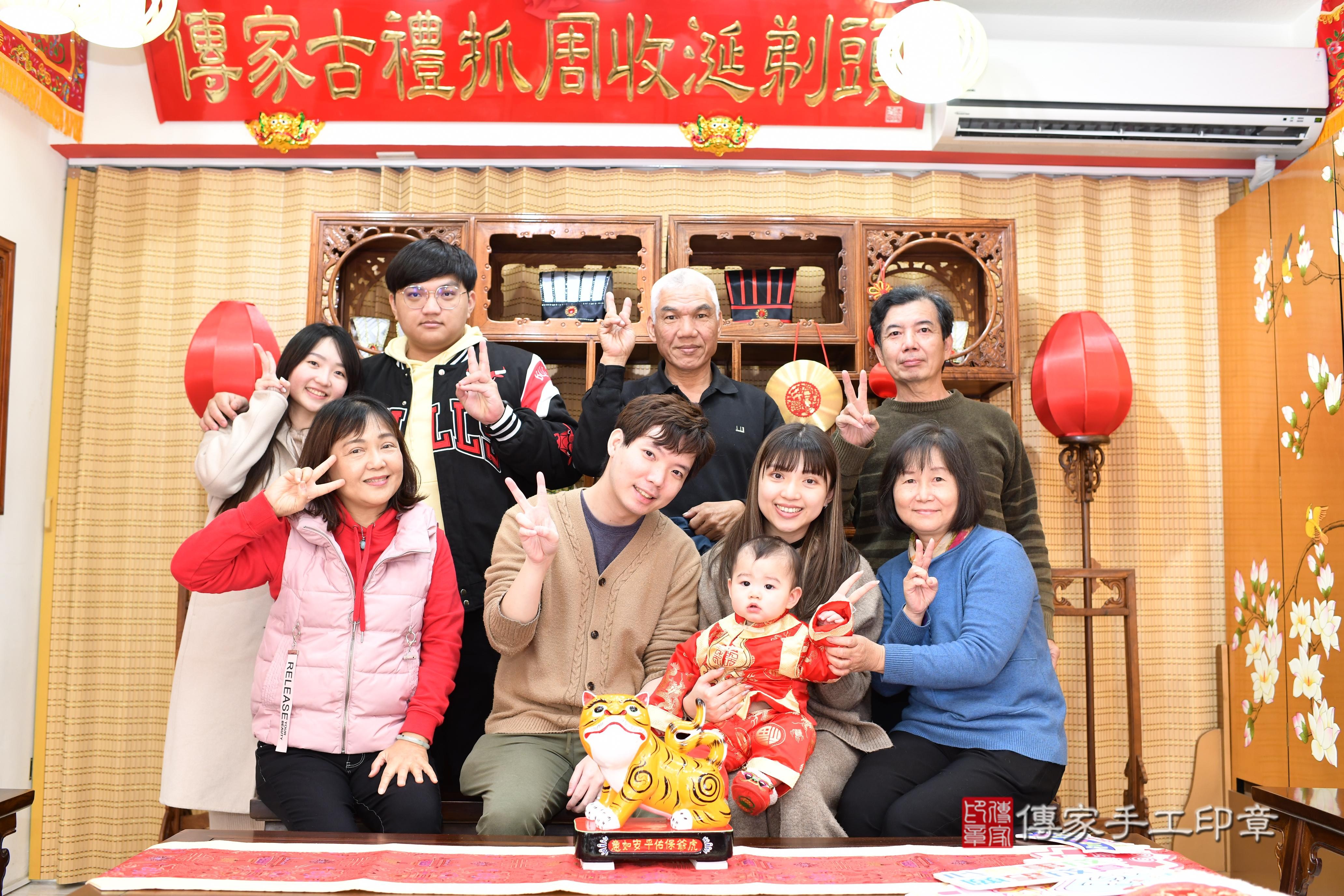 傳家手工印章台南店、抓周、度脺、中國風會場、傳家嬰兒古禮、吉祥話、抓周道具物品24種、拍照。抓周證書。寶寶抓周、滿周歲、生日快樂、祝福