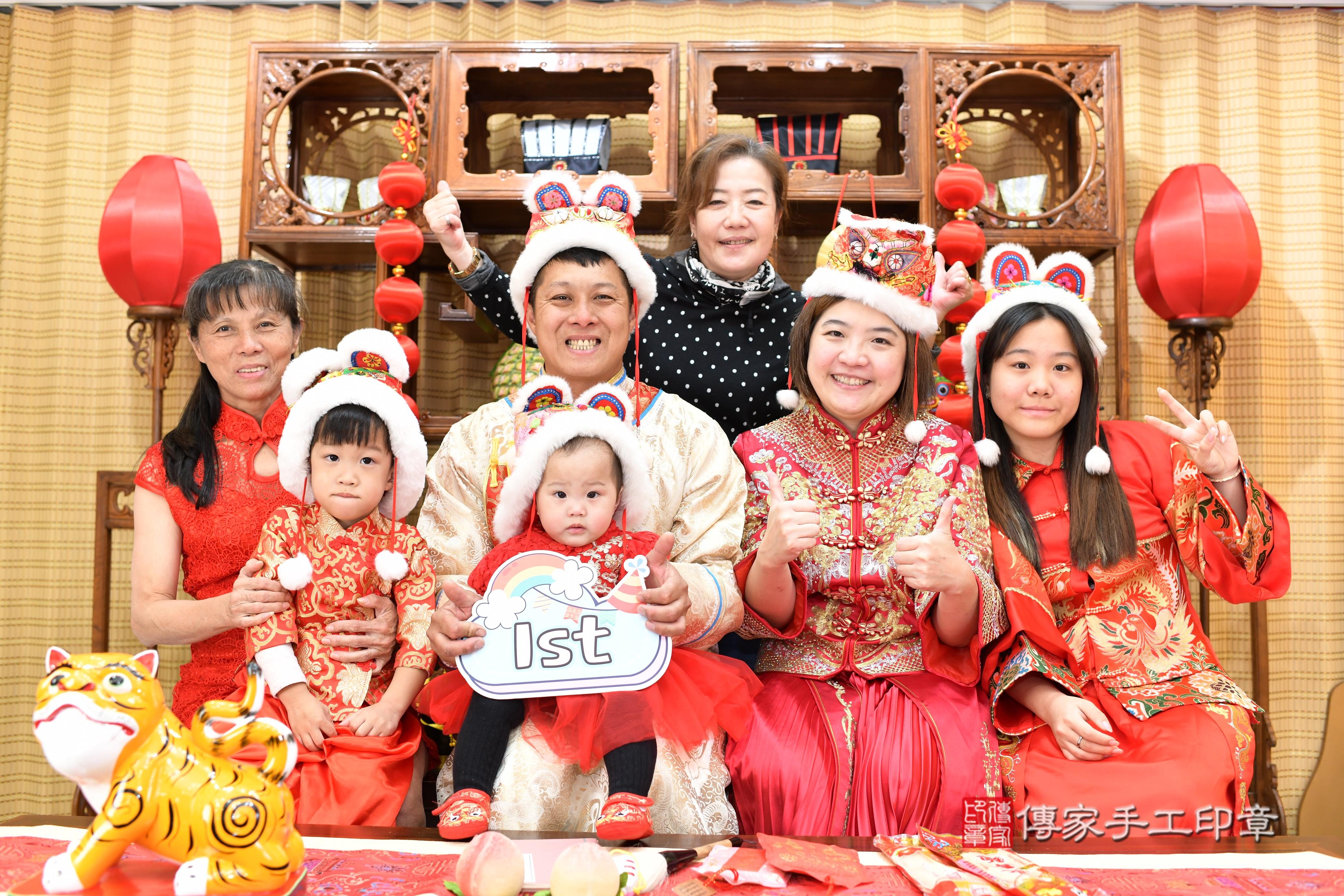 傳家手工印章台南店、抓周、度脺、中國風會場、傳家嬰兒古禮、吉祥話、抓周道具物品24種、拍照。抓周證書。寶寶抓周、滿周歲、生日快樂、祝福