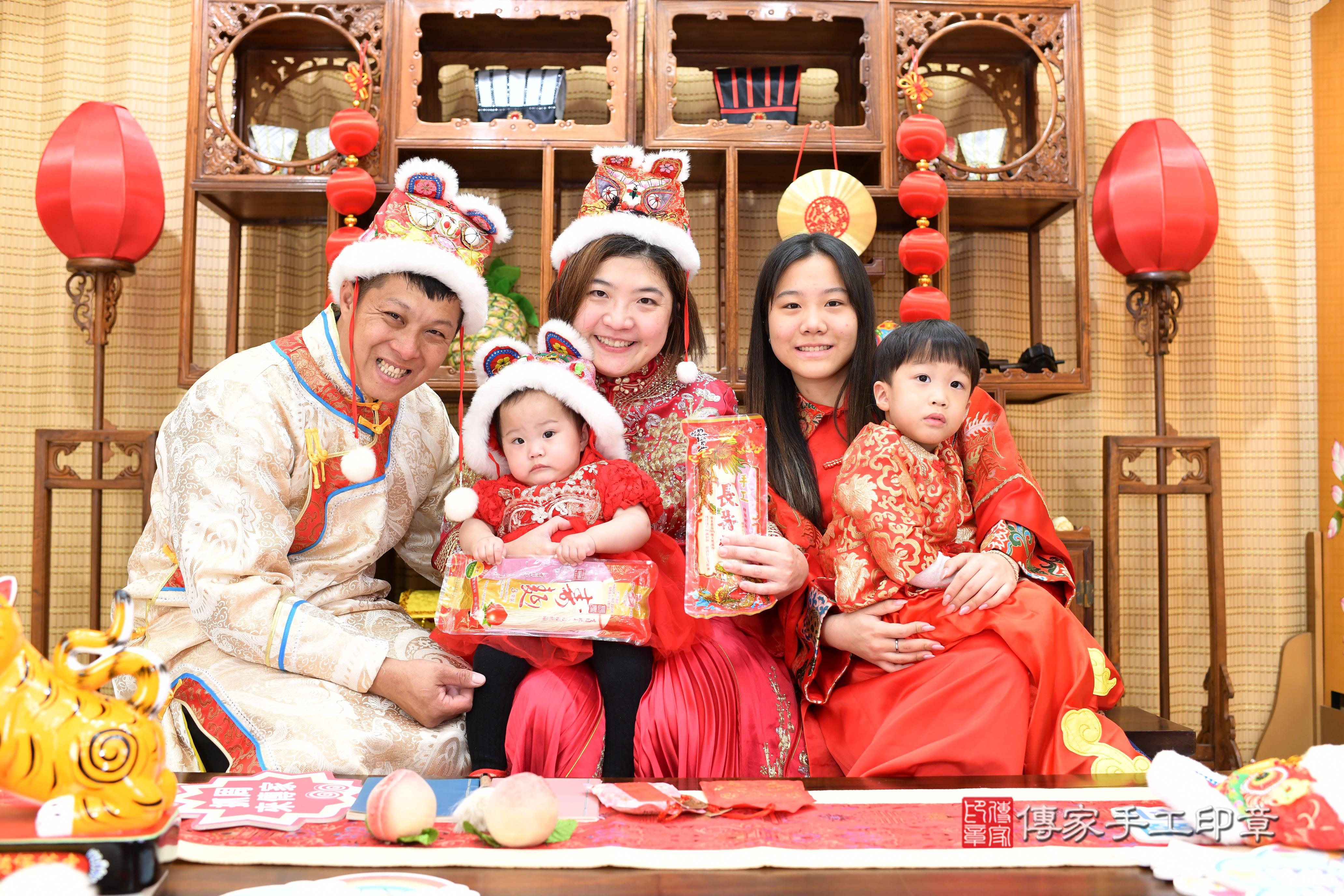 傳家手工印章台南店、抓周、度脺、中國風會場、傳家嬰兒古禮、吉祥話、抓周道具物品24種、拍照。抓周證書。寶寶抓周、滿周歲、生日快樂、祝福