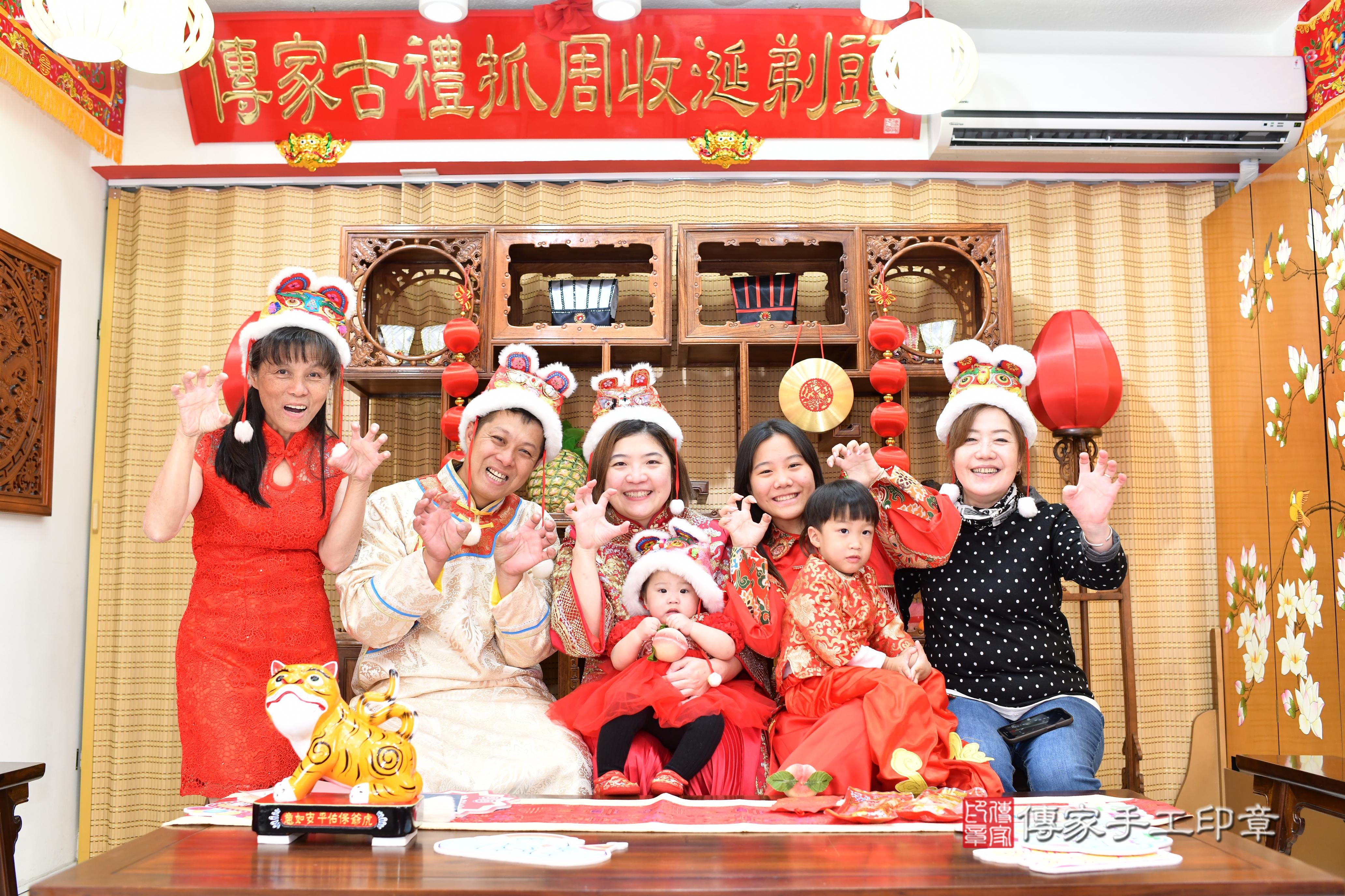 傳家手工印章台南店、抓周、度脺、中國風會場、傳家嬰兒古禮、吉祥話、抓周道具物品24種、拍照。抓周證書。寶寶抓周、滿周歲、生日快樂、祝福