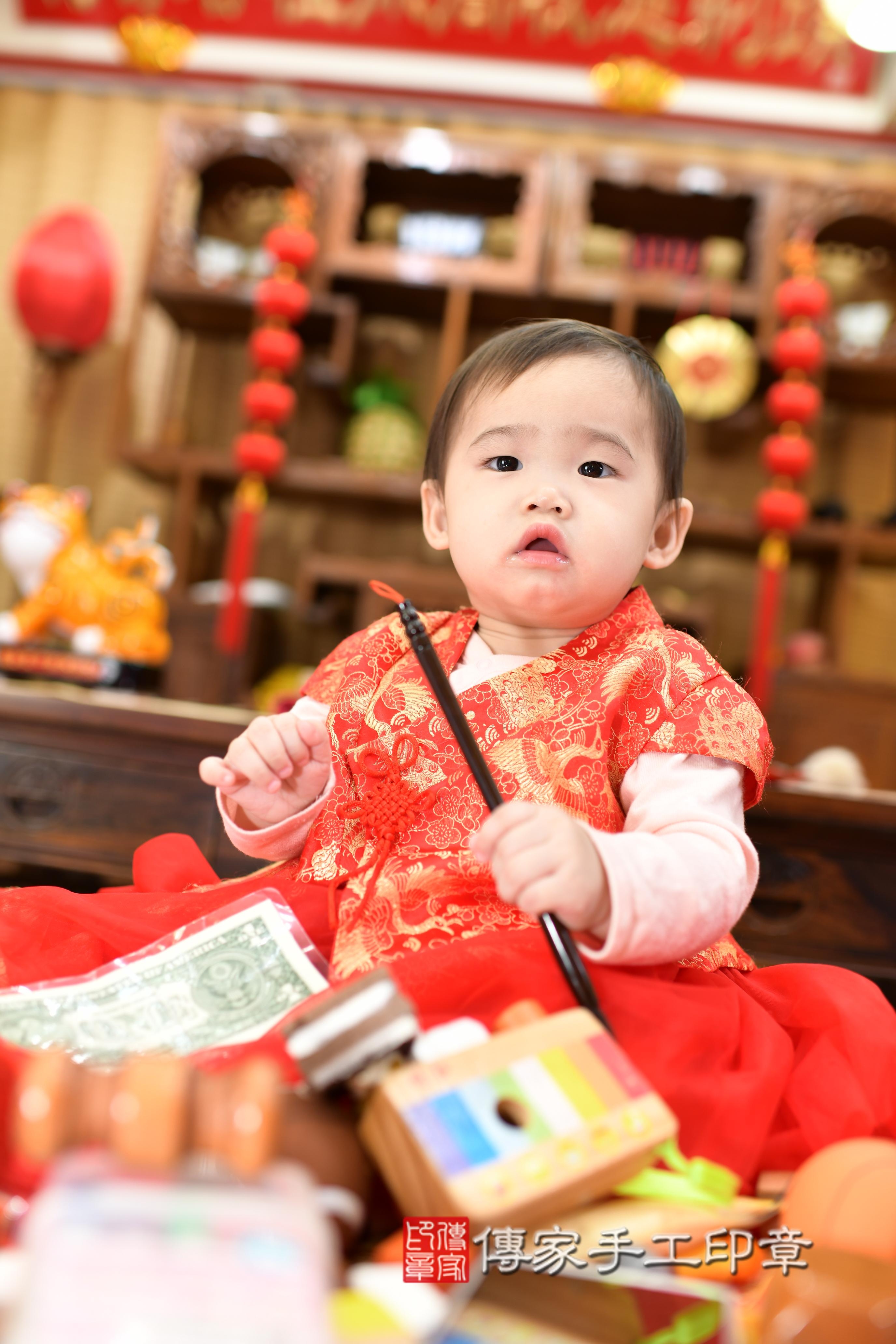 傳家手工印章台南店、抓周、度脺、中國風會場、傳家嬰兒古禮、吉祥話、抓周道具物品24種、拍照。抓周證書。寶寶抓周、滿周歲、生日快樂、祝福