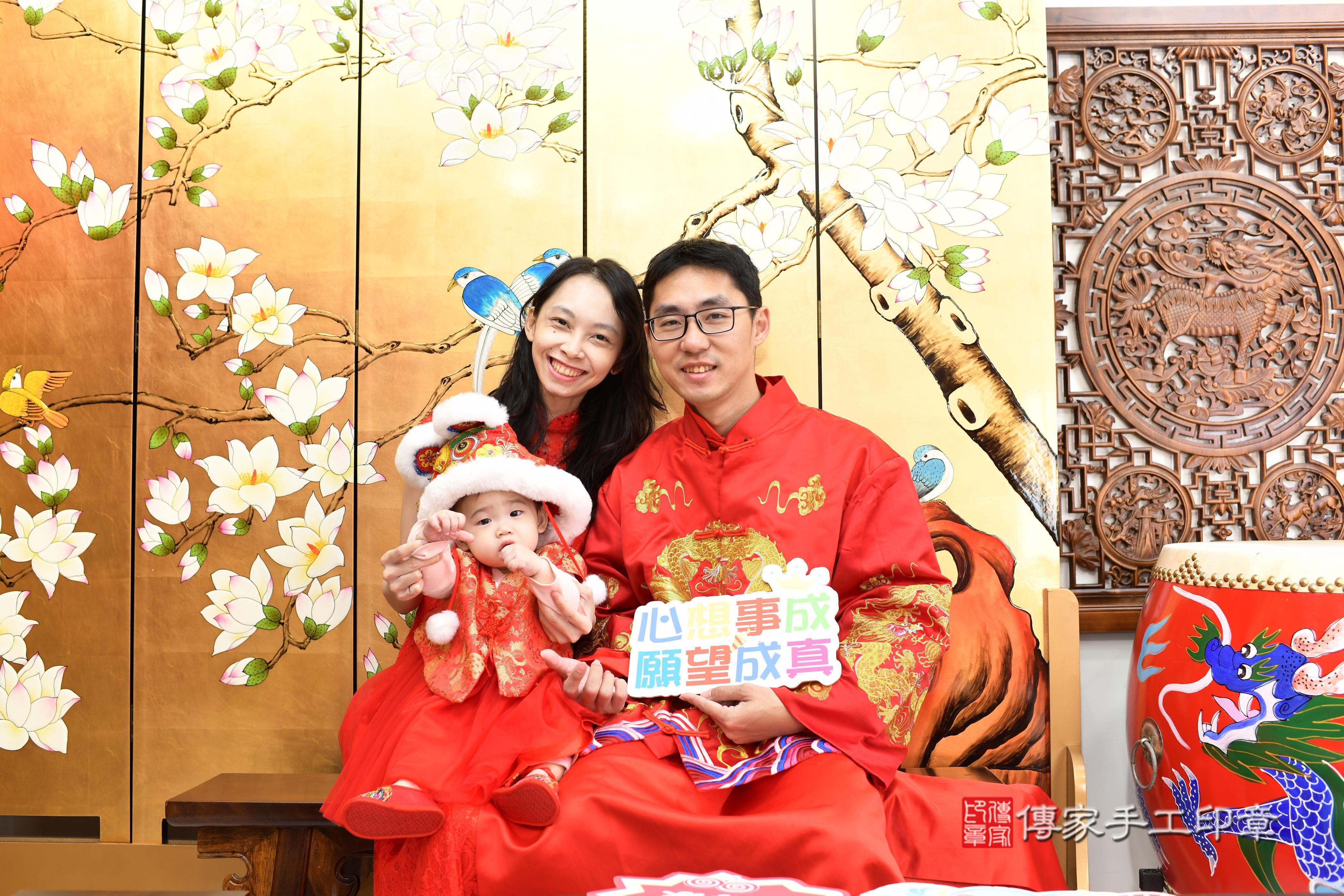 傳家手工印章台南店、抓周、度脺、中國風會場、傳家嬰兒古禮、吉祥話、抓周道具物品24種、拍照。抓周證書。寶寶抓周、滿周歲、生日快樂、祝福