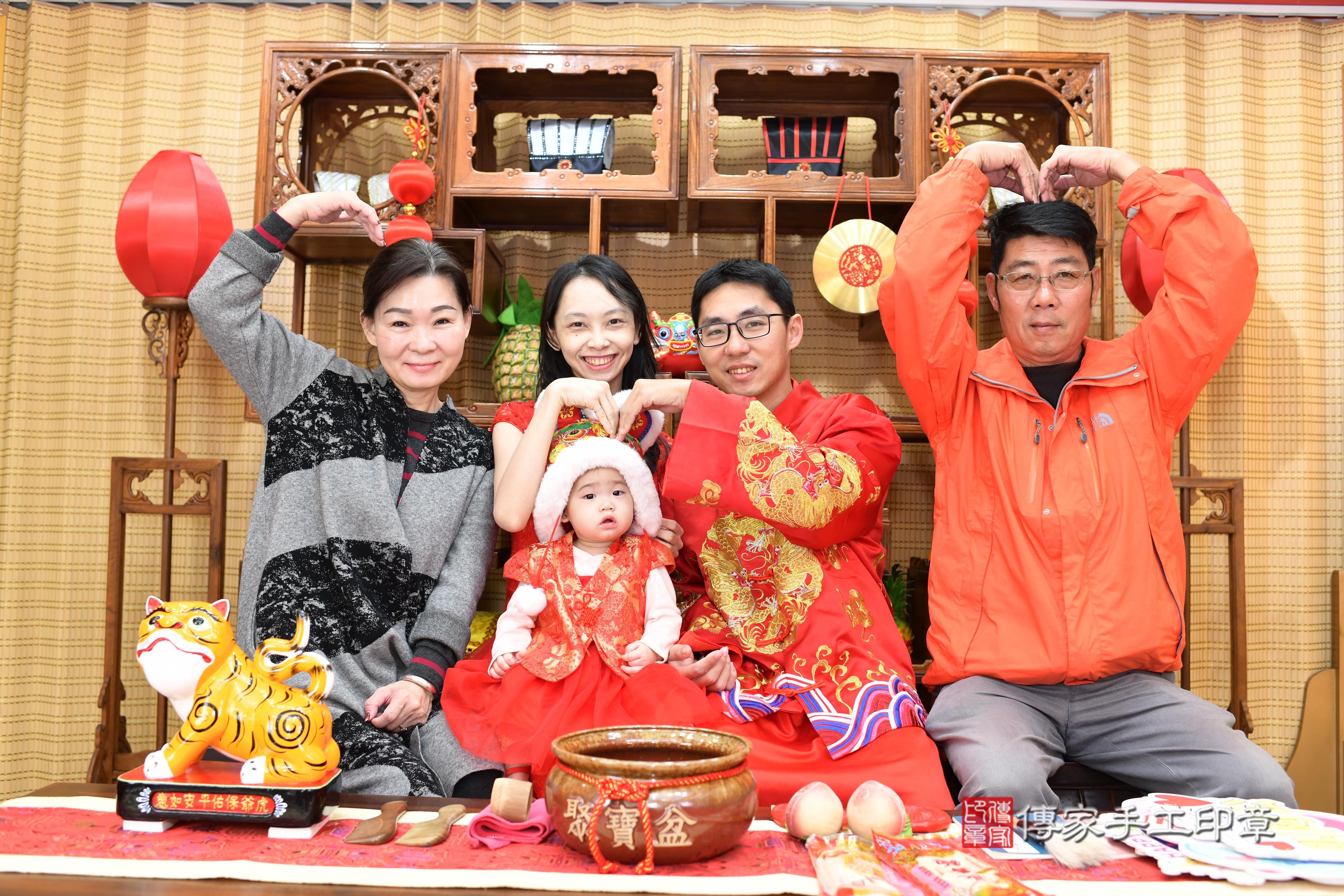 傳家手工印章台南店、抓周、度脺、中國風會場、傳家嬰兒古禮、吉祥話、抓周道具物品24種、拍照。抓周證書。寶寶抓周、滿周歲、生日快樂、祝福