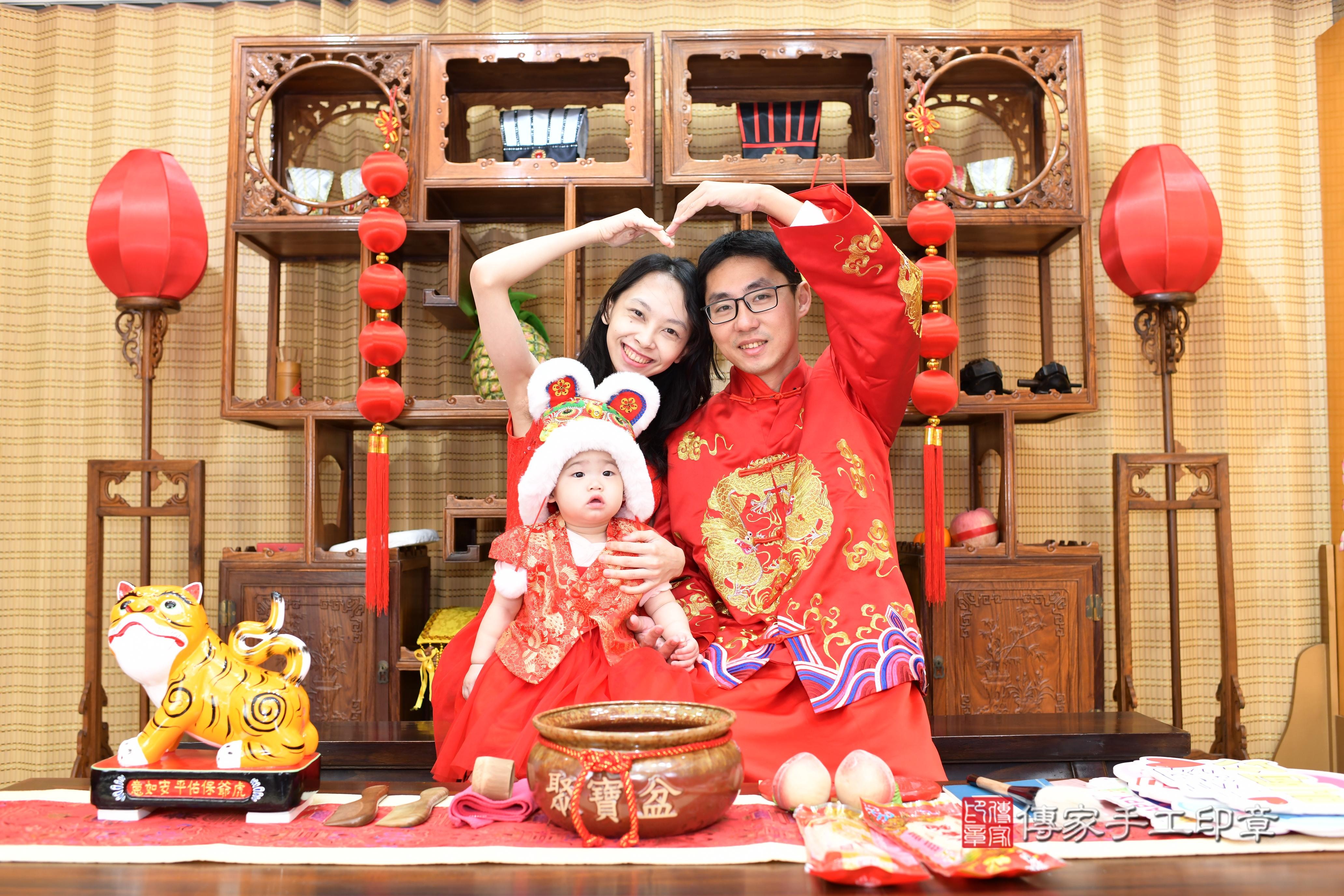 傳家手工印章台南店、抓周、度脺、中國風會場、傳家嬰兒古禮、吉祥話、抓周道具物品24種、拍照。抓周證書。寶寶抓周、滿周歲、生日快樂、祝福