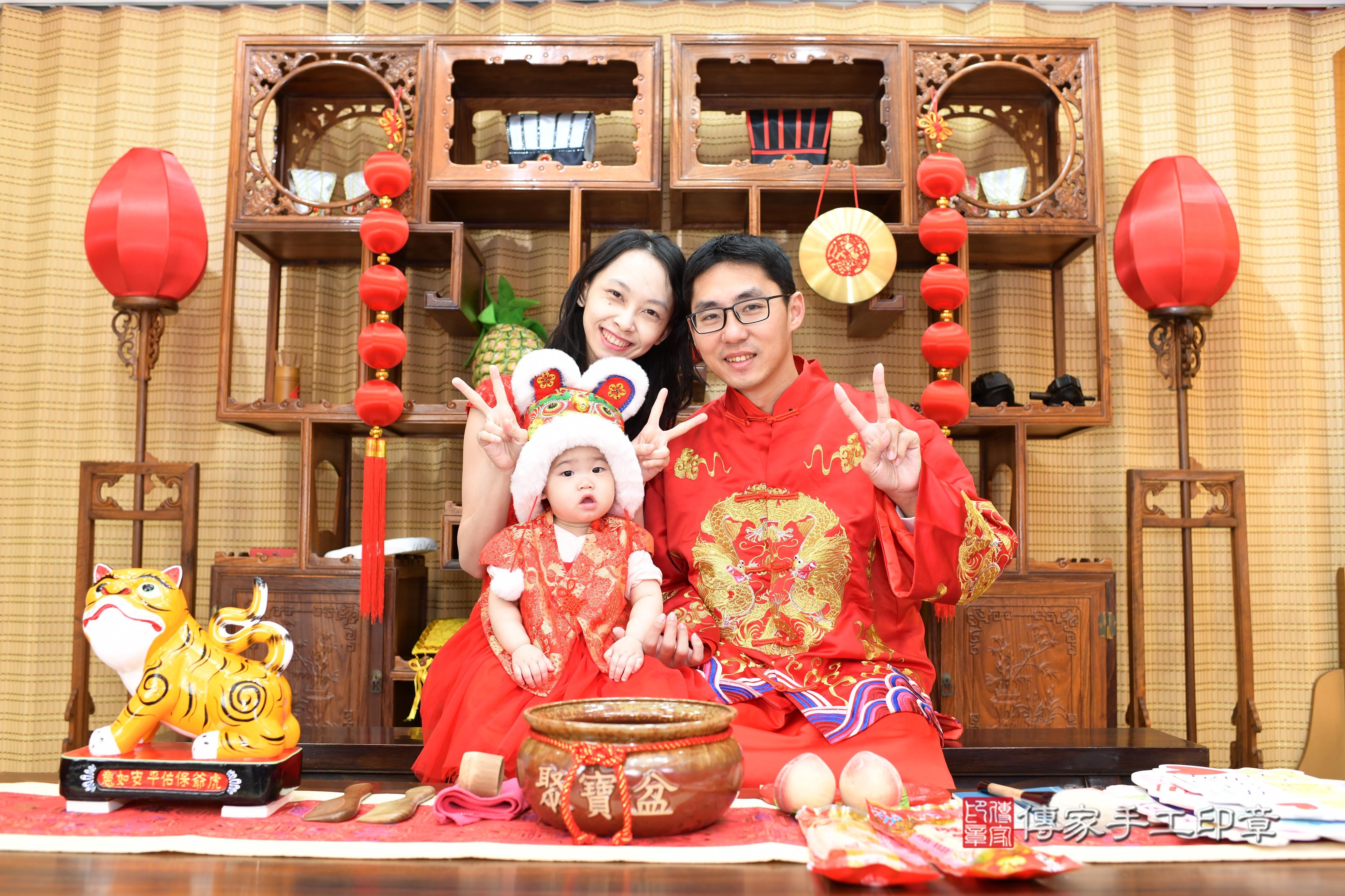 傳家手工印章台南店、抓周、度脺、中國風會場、傳家嬰兒古禮、吉祥話、抓周道具物品24種、拍照。抓周證書。寶寶抓周、滿周歲、生日快樂、祝福