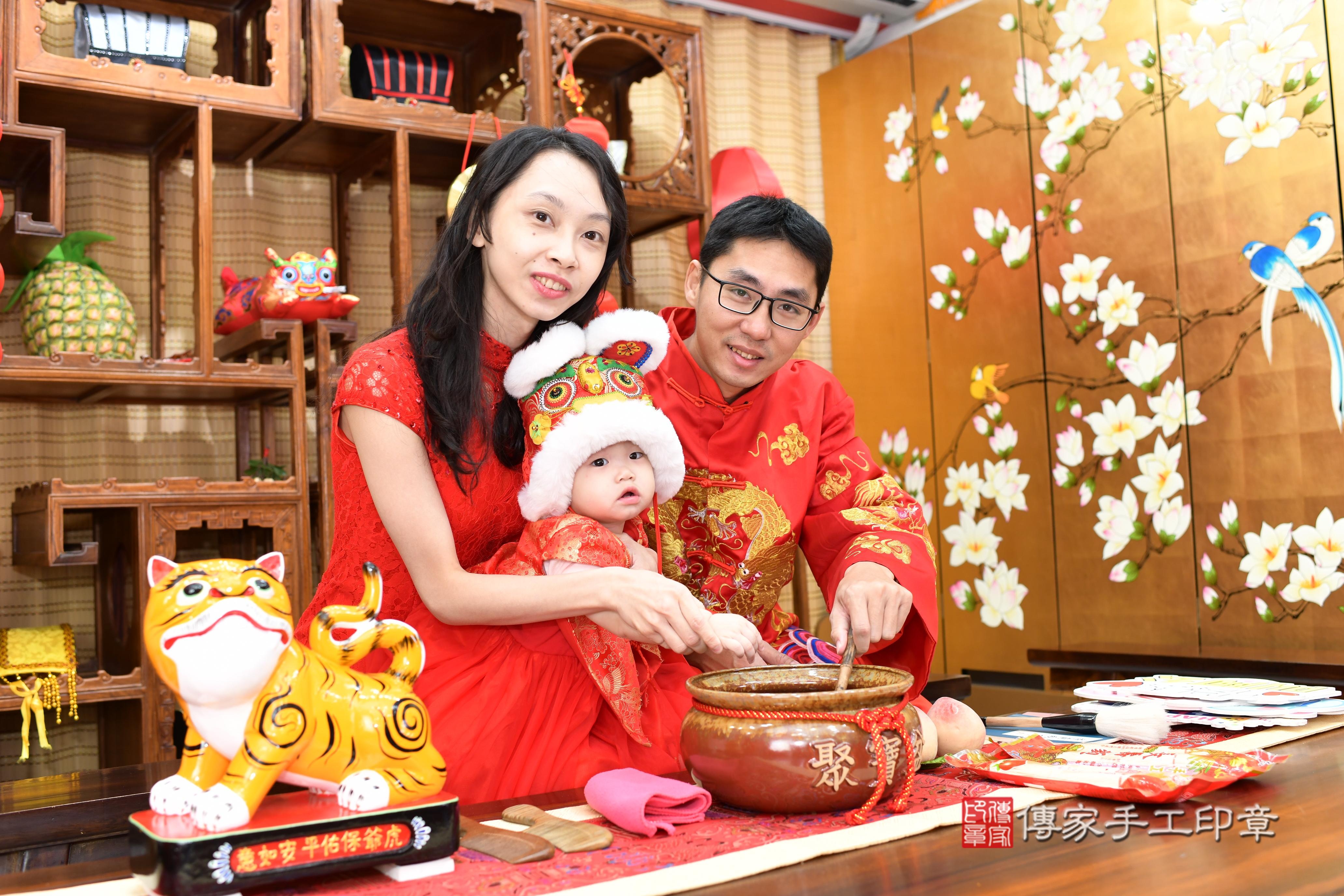 傳家手工印章台南店、抓周、度脺、中國風會場、傳家嬰兒古禮、吉祥話、抓周道具物品24種、拍照。抓周證書。寶寶抓周、滿周歲、生日快樂、祝福