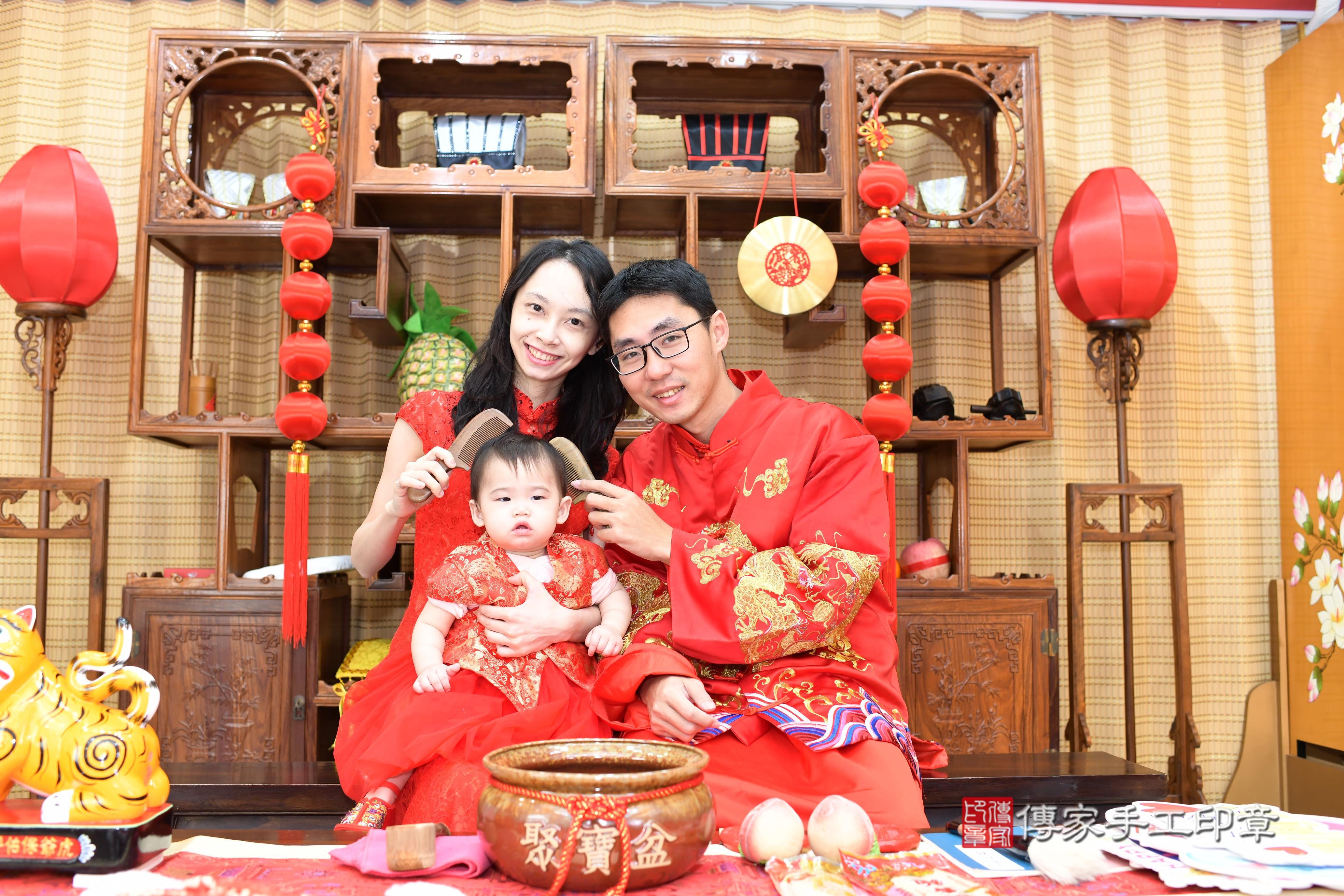 傳家手工印章台南店、抓周、度脺、中國風會場、傳家嬰兒古禮、吉祥話、抓周道具物品24種、拍照。抓周證書。寶寶抓周、滿周歲、生日快樂、祝福