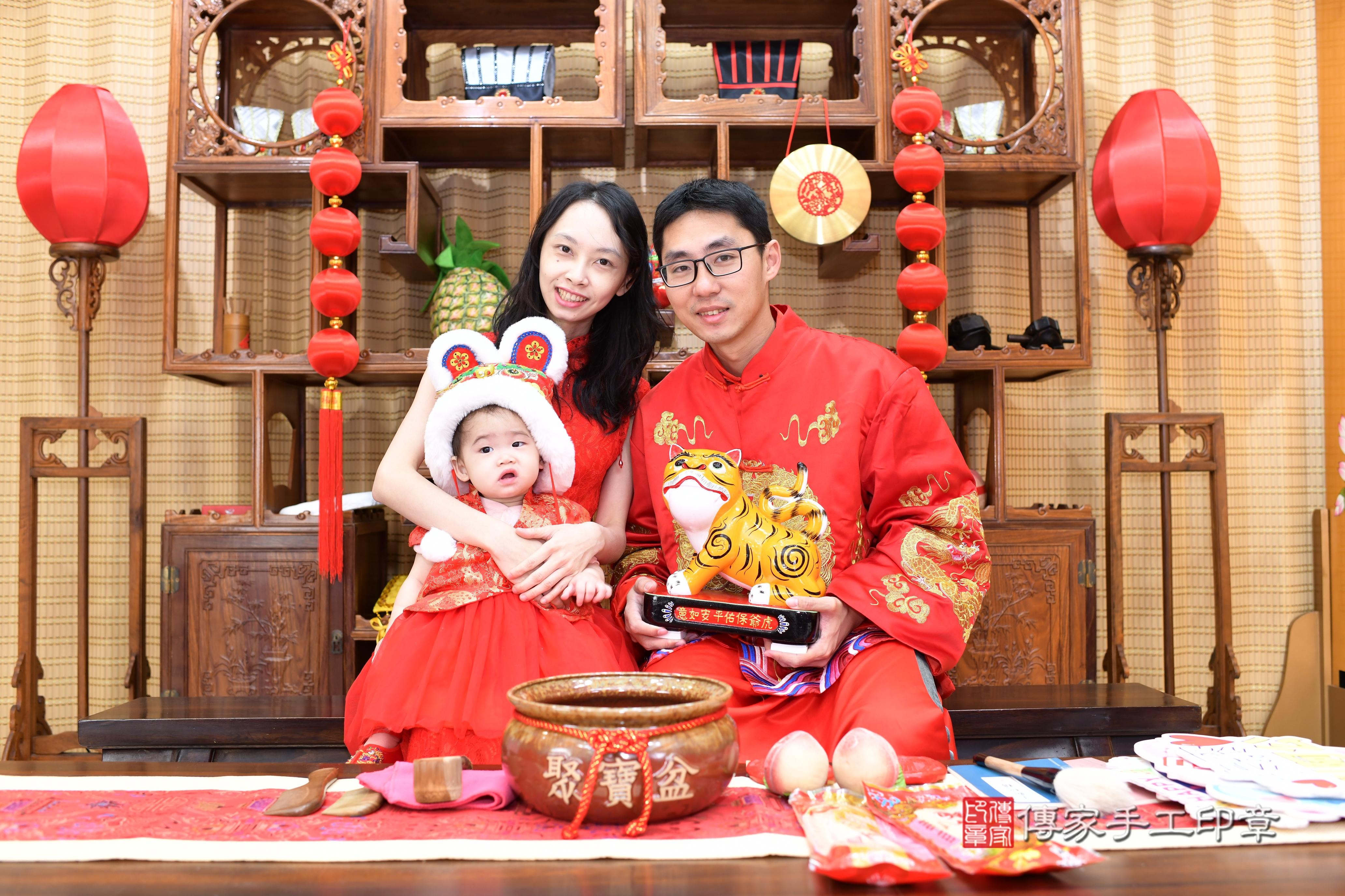 傳家手工印章台南店、抓周、度脺、中國風會場、傳家嬰兒古禮、吉祥話、抓周道具物品24種、拍照。抓周證書。寶寶抓周、滿周歲、生日快樂、祝福