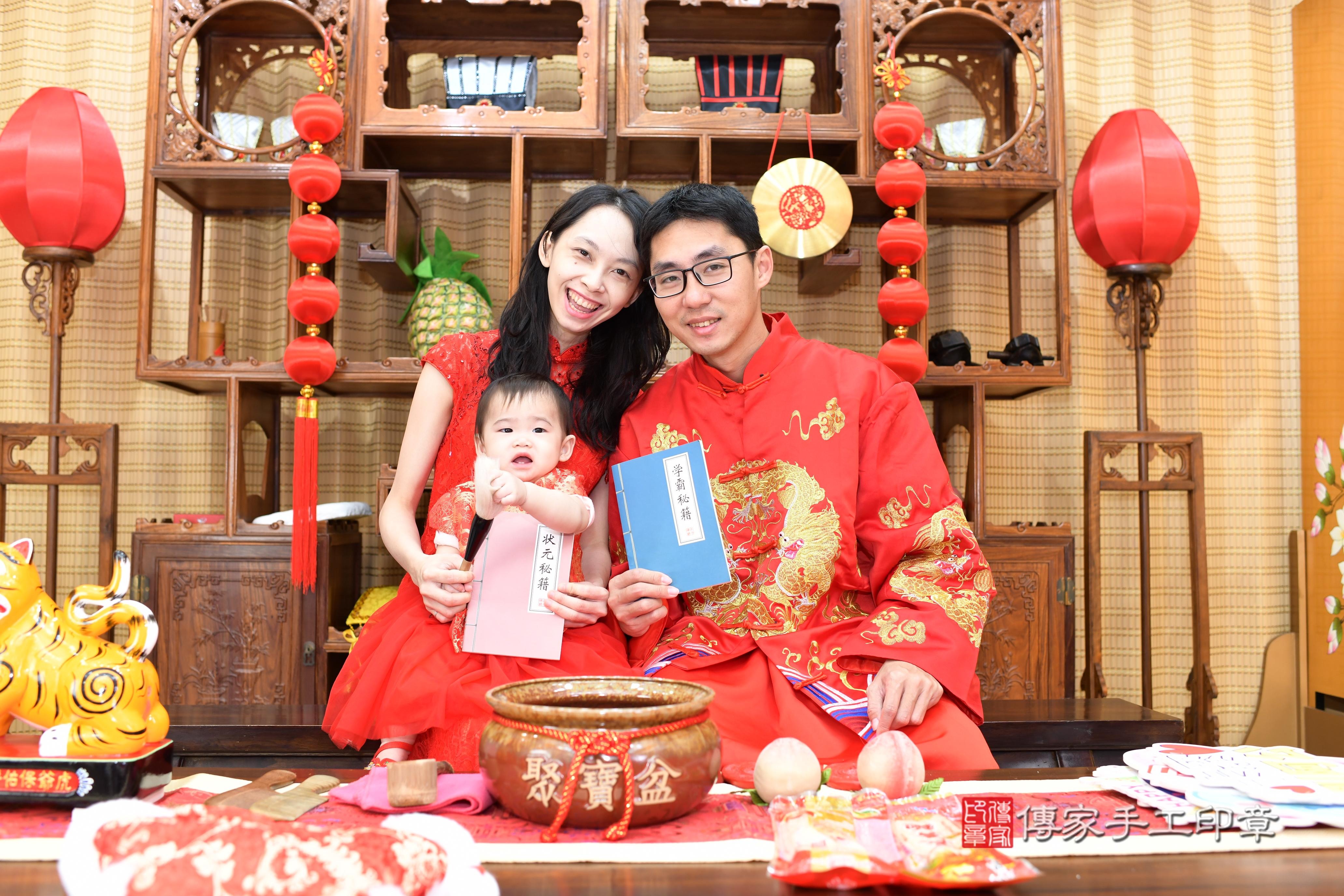 抓周儀式【梳頭歌】朗誦祝福：保佑寶寶順利健康長大，好運旺旺來。