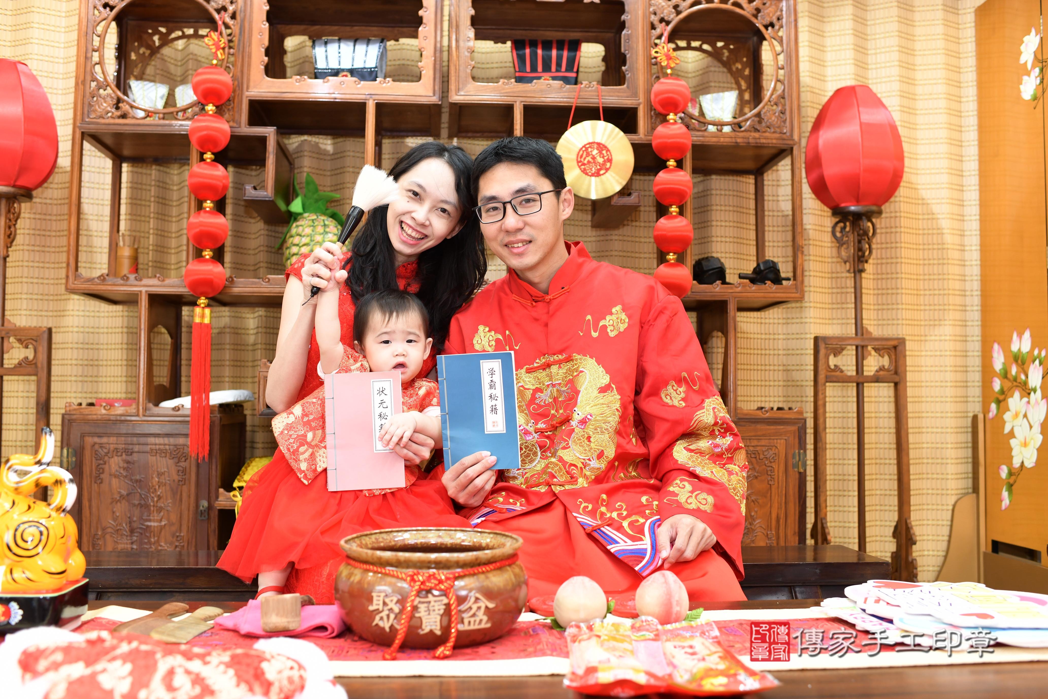 抓周儀式【梳頭歌】朗誦祝福：保佑寶寶順利健康長大，好運旺旺來。