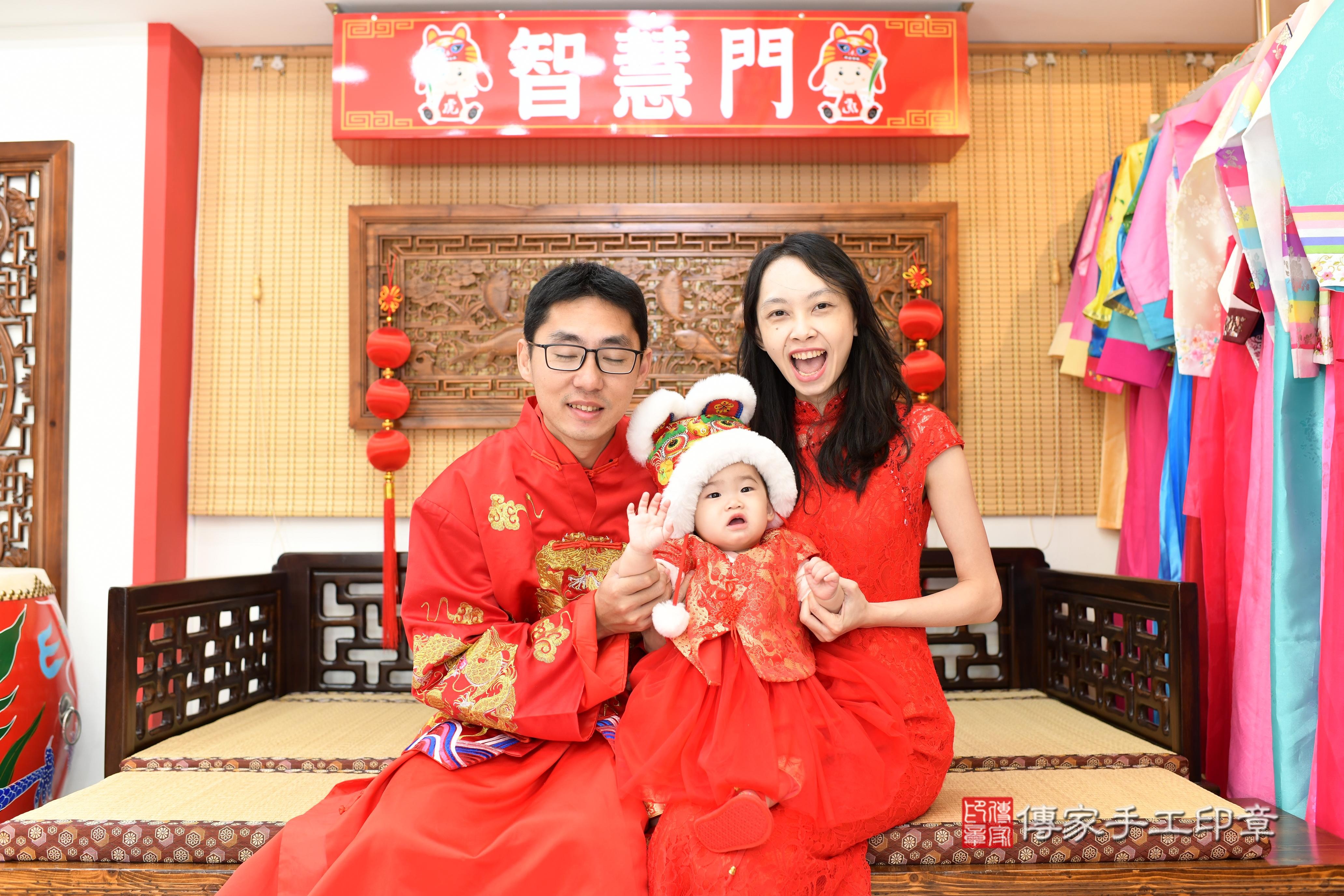 抓周儀式【梳頭歌】朗誦祝福：保佑寶寶順利健康長大，好運旺旺來。