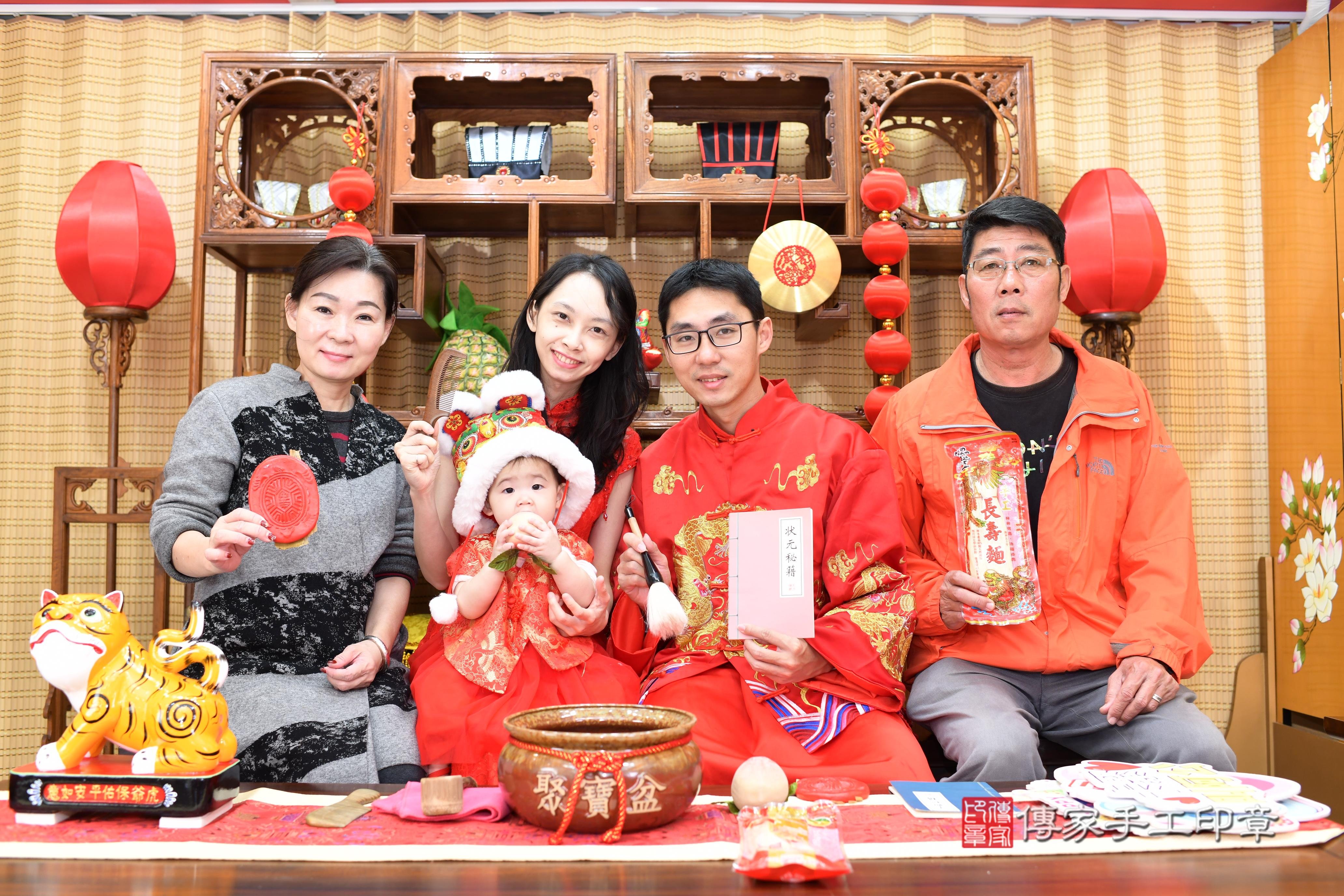 抓周儀式【梳頭歌】朗誦祝福：保佑寶寶順利健康長大，好運旺旺來。