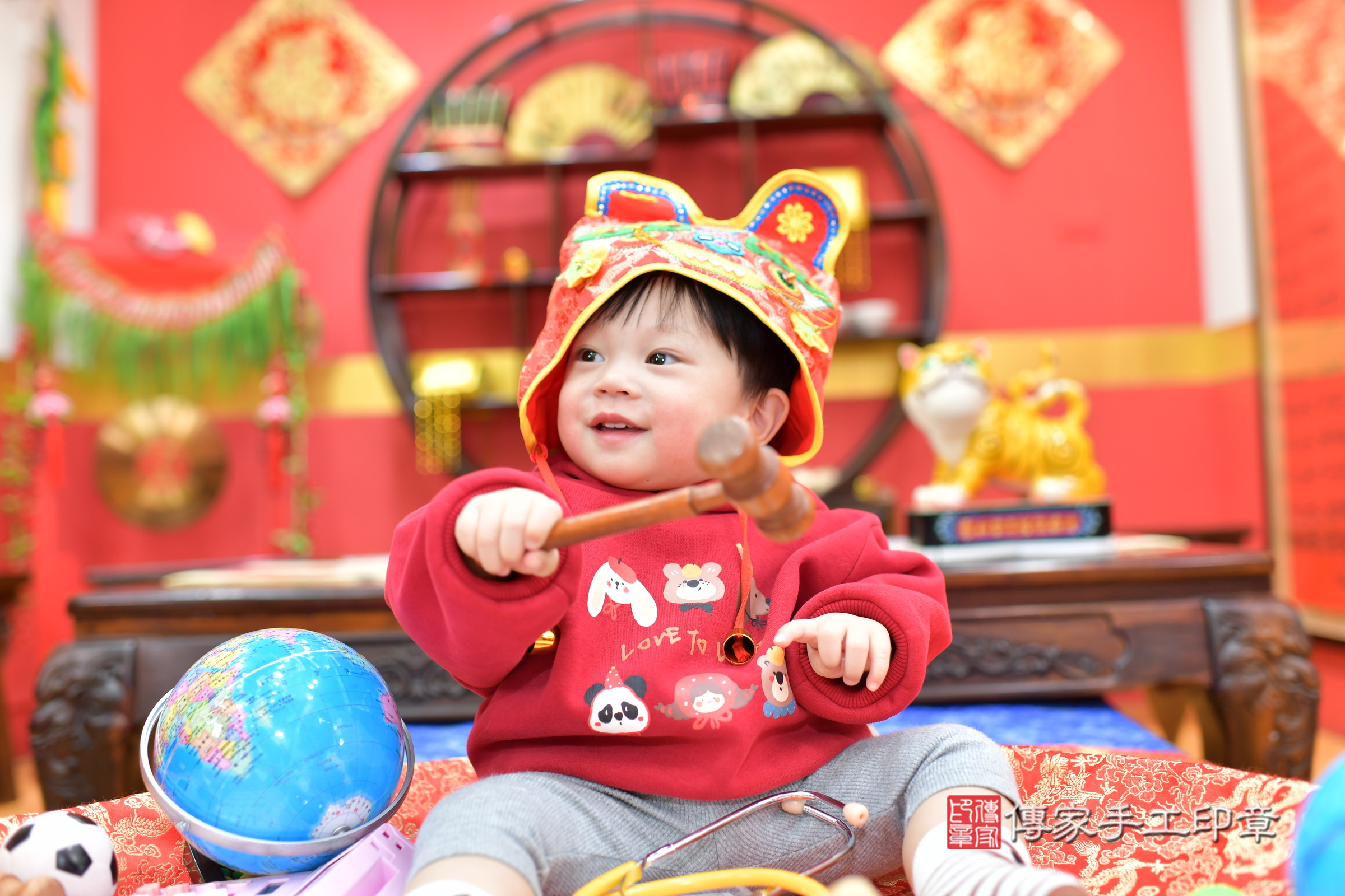 桃園市八德區陞陞寶寶抓周推薦：傳家桃園店抓周度脺中國風會場，嬰兒古禮抓周流程儀式吉祥話、抓周道具物品24種、拍照。抓周證書。2025.1.13，照片12