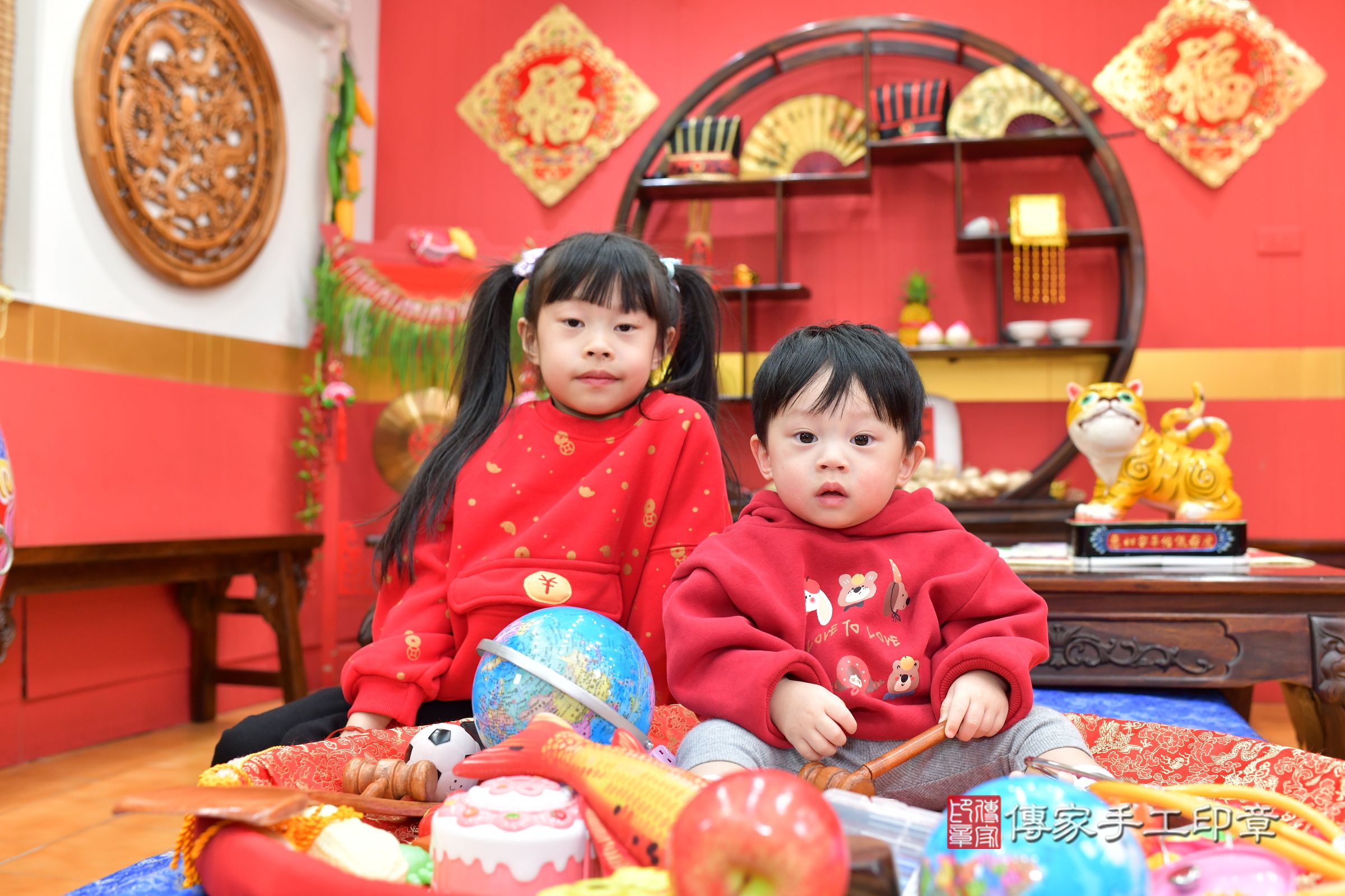 桃園市八德區陞陞寶寶抓周推薦：傳家桃園店抓周度脺中國風會場，嬰兒古禮抓周流程儀式吉祥話、抓周道具物品24種、拍照。抓周證書。2025.1.13，照片4