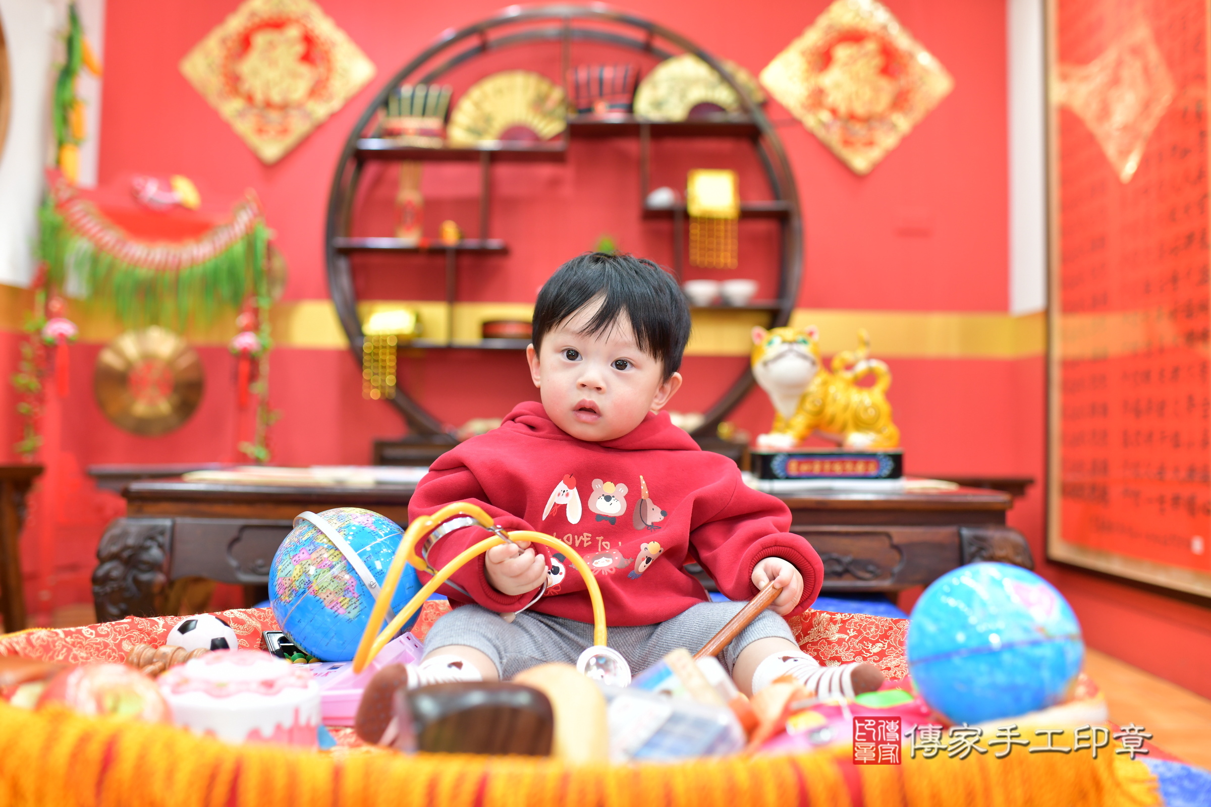 桃園市八德區陞陞寶寶抓周推薦：傳家桃園店抓周度脺中國風會場，嬰兒古禮抓周流程儀式吉祥話、抓周道具物品24種、拍照。抓周證書。2025.1.13，照片8