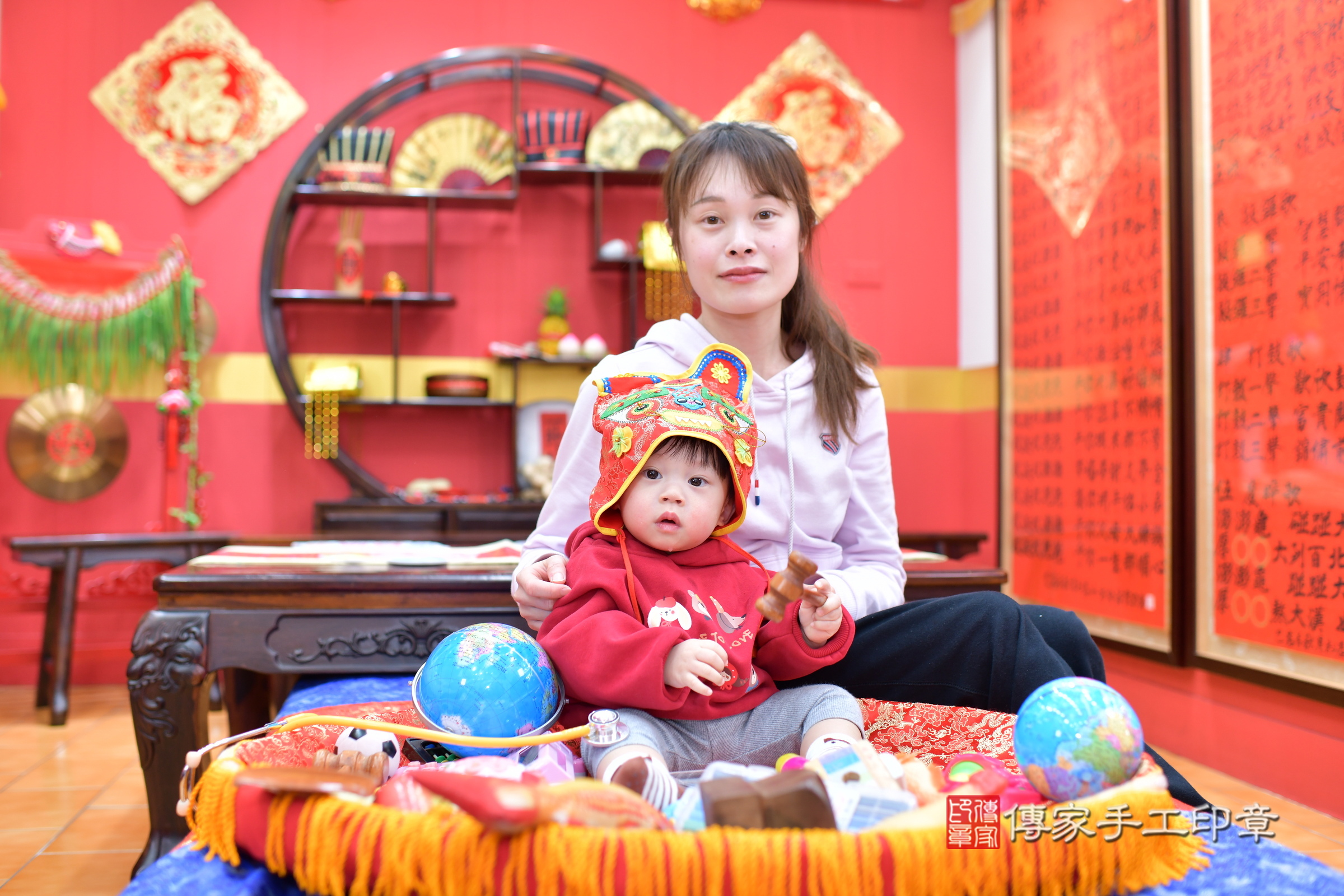 桃園市八德區陞陞寶寶抓周推薦：傳家桃園店抓周度脺中國風會場，嬰兒古禮抓周流程儀式吉祥話、抓周道具物品24種、拍照。抓周證書。2025.1.13，照片5