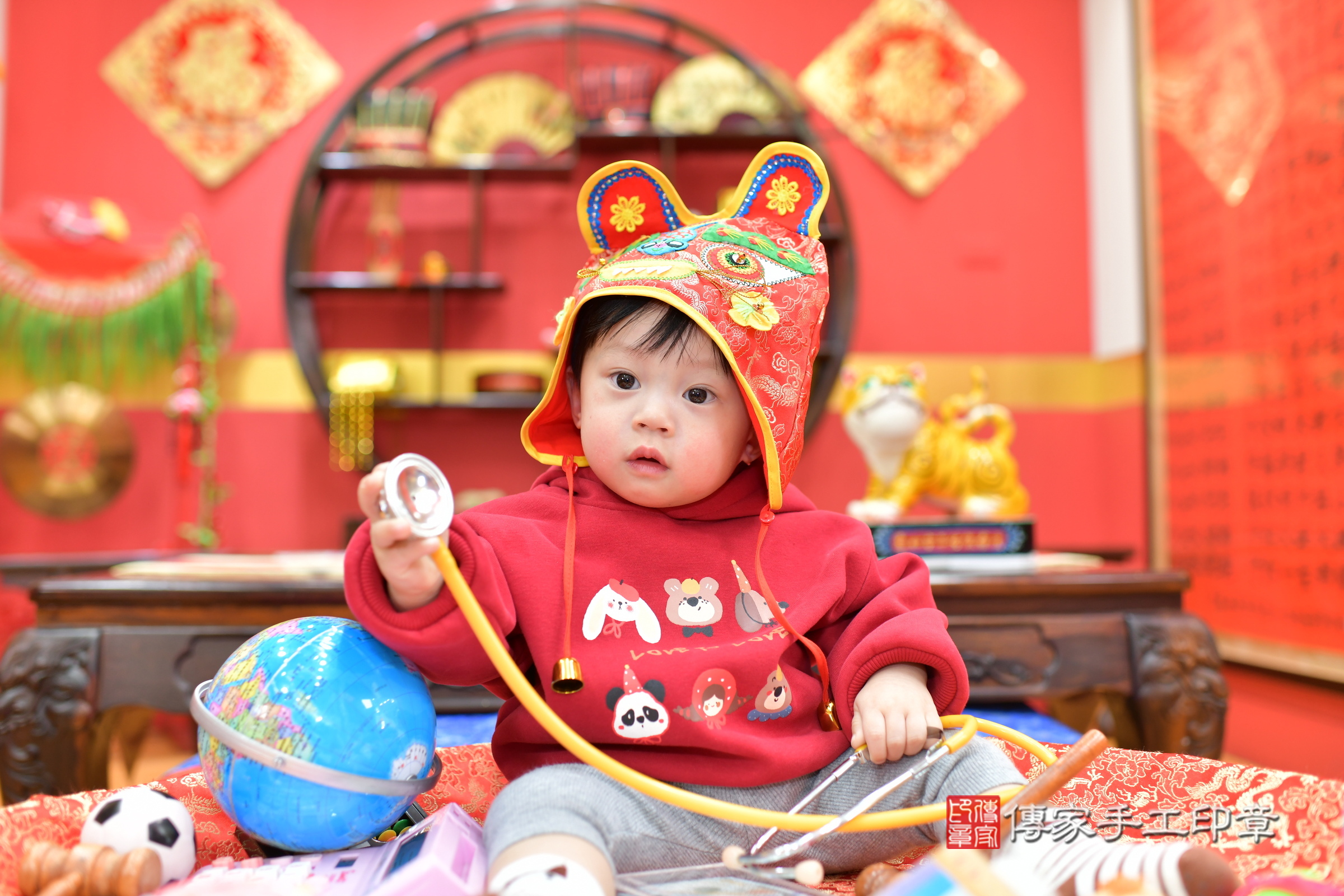 桃園市八德區陞陞寶寶抓周推薦：傳家桃園店抓周度脺中國風會場，嬰兒古禮抓周流程儀式吉祥話、抓周道具物品24種、拍照。抓周證書。2025.1.13，照片13