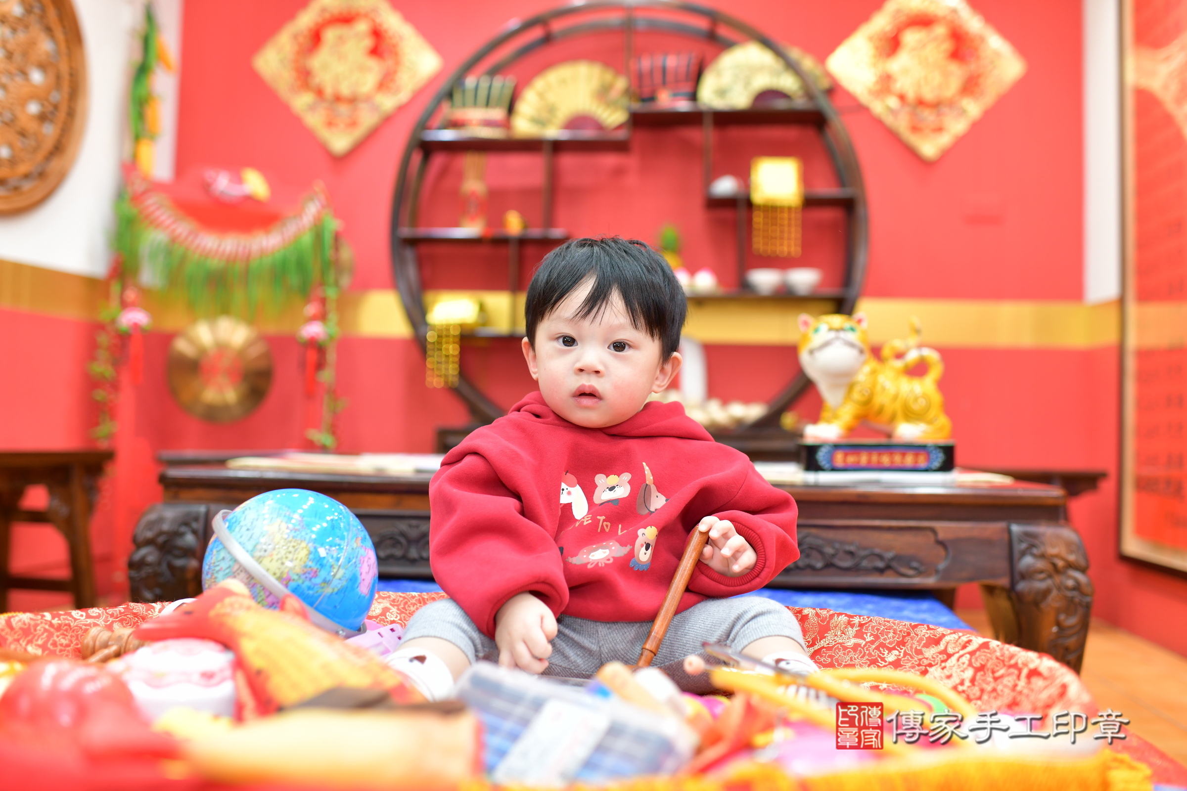 桃園市八德區陞陞寶寶抓周推薦：傳家桃園店抓周度脺中國風會場，嬰兒古禮抓周流程儀式吉祥話、抓周道具物品24種、拍照。抓周證書。2025.1.13，照片7