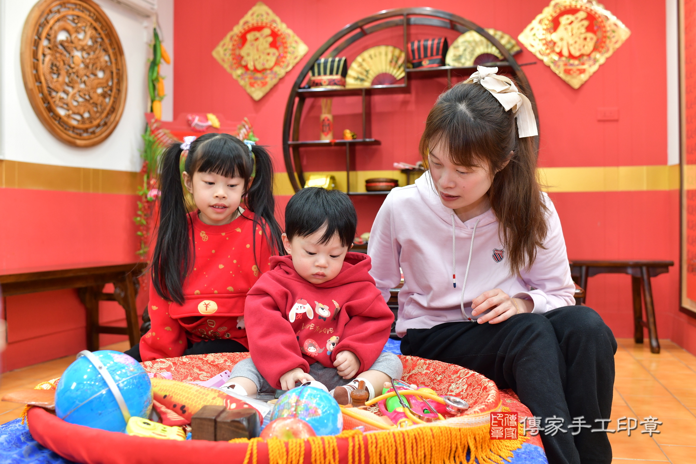 桃園市八德區陞陞寶寶抓周推薦：傳家桃園店抓周度脺中國風會場，嬰兒古禮抓周流程儀式吉祥話、抓周道具物品24種、拍照。抓周證書。2025.1.13，照片6