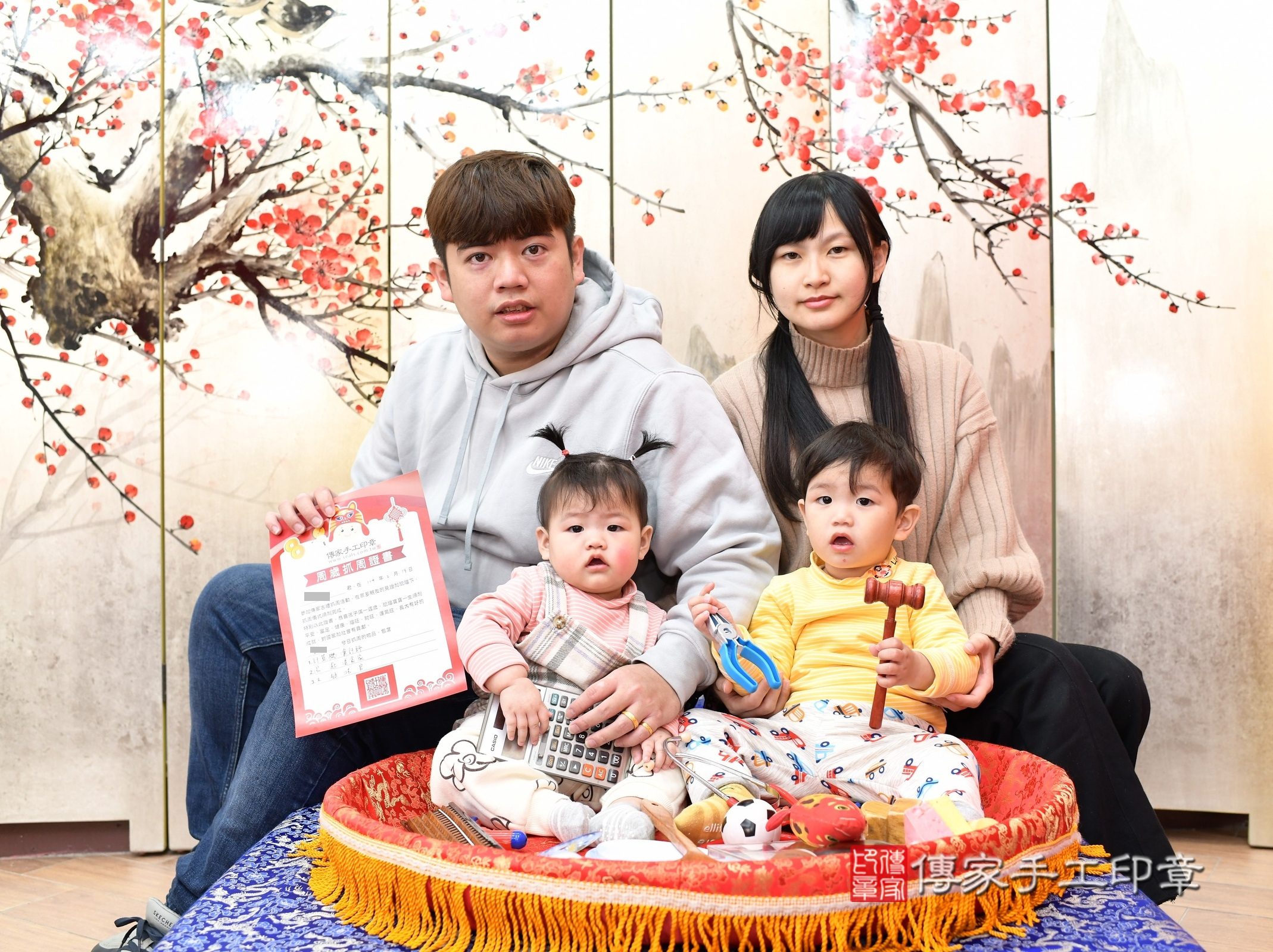 新北市永和區妍妍寶寶抓周推薦：傳家新北店抓周度脺中國風會場，嬰兒古禮抓周流程儀式吉祥話、抓周道具物品24種、拍照。抓周證書。2025.1.9，照片10