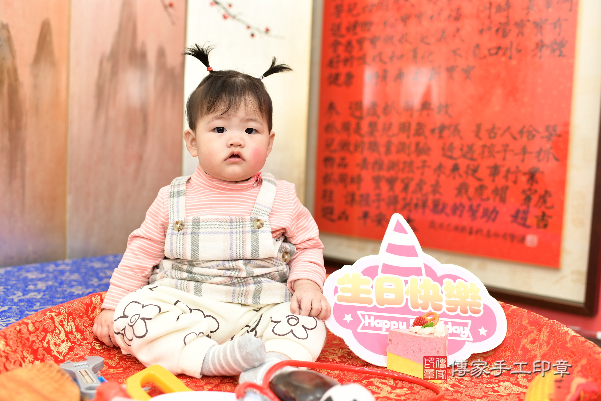 新北市永和區妍妍寶寶抓周推薦：傳家新北店抓周度脺中國風會場，嬰兒古禮抓周流程儀式吉祥話、抓周道具物品24種、拍照。抓周證書。2025.1.9，照片8