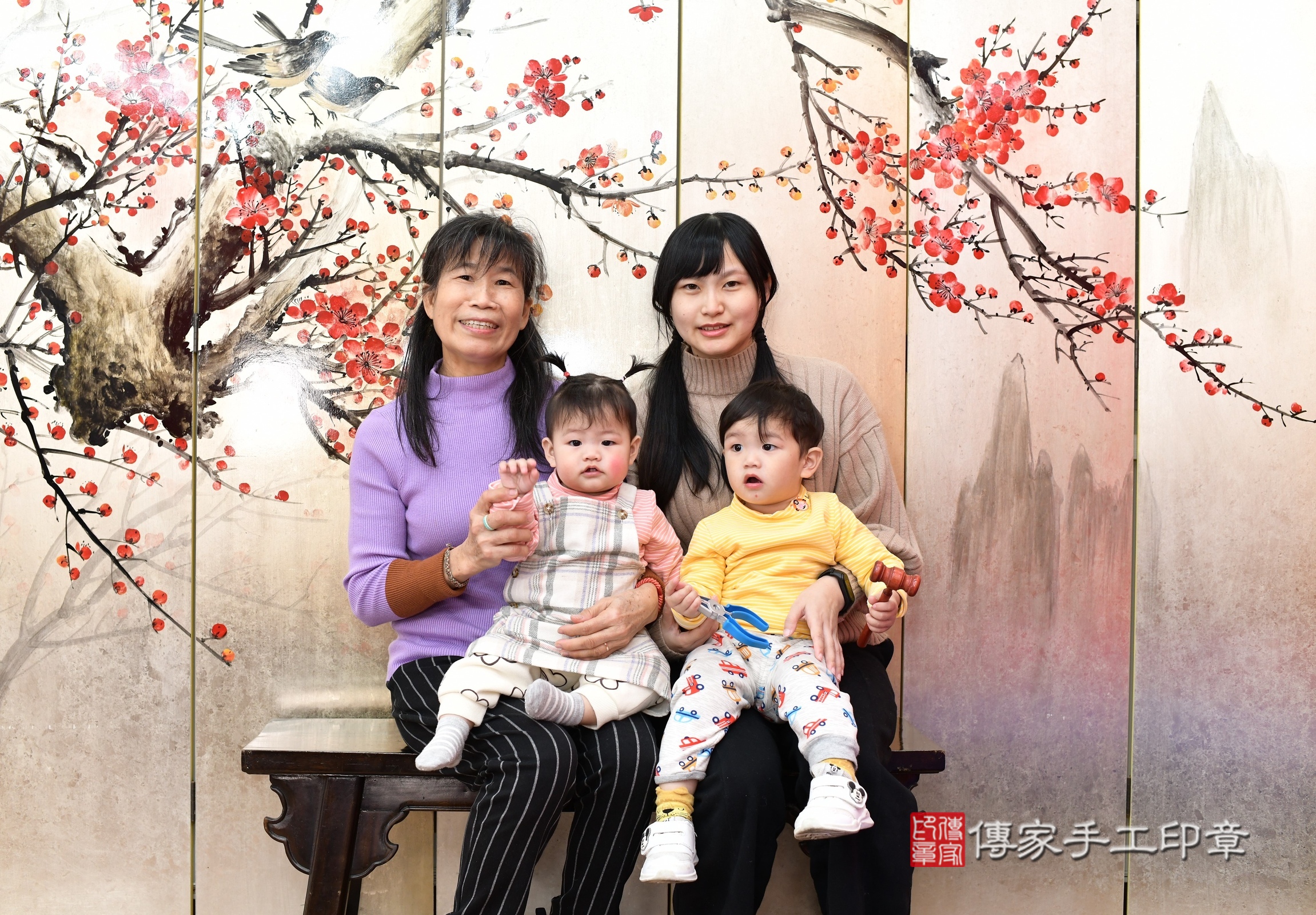 新北市永和區妍妍寶寶抓周推薦：傳家新北店抓周度脺中國風會場，嬰兒古禮抓周流程儀式吉祥話、抓周道具物品24種、拍照。抓周證書。2025.1.9，照片12