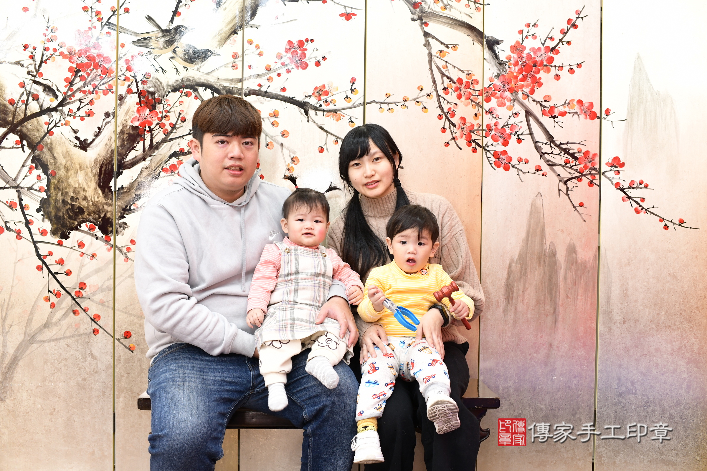 新北市永和區妍妍寶寶抓周推薦：傳家新北店抓周度脺中國風會場，嬰兒古禮抓周流程儀式吉祥話、抓周道具物品24種、拍照。抓周證書。2025.1.9，照片11