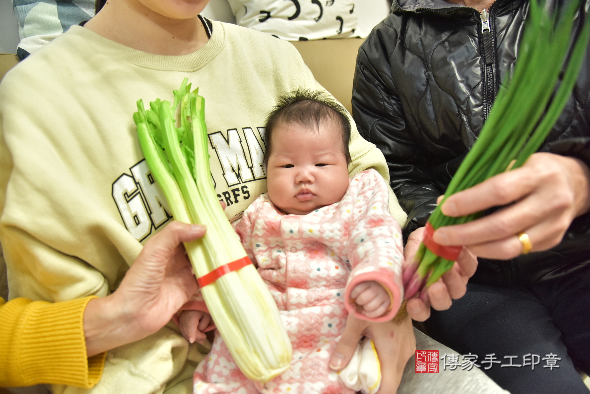 珈珈寶寶(基隆市安樂區到府嬰兒珈珈寶寶滿月剃頭理髮、到府嬰兒剃胎毛儀式吉祥話)。到府剃頭剃胎毛主持、專業拍照、證書。★購買「臍帶章、肚臍章、胎毛筆刷印章」贈送：剃頭、收涎、抓周，三選一。2025.1.13，照片14