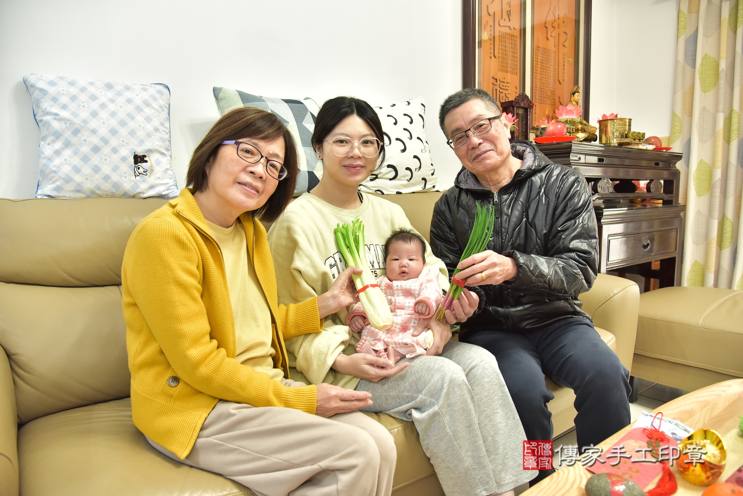 珈珈寶寶(基隆市安樂區到府嬰兒珈珈寶寶滿月剃頭理髮、到府嬰兒剃胎毛儀式吉祥話)。到府剃頭剃胎毛主持、專業拍照、證書。★購買「臍帶章、肚臍章、胎毛筆刷印章」贈送：剃頭、收涎、抓周，三選一。2025.1.13，照片15