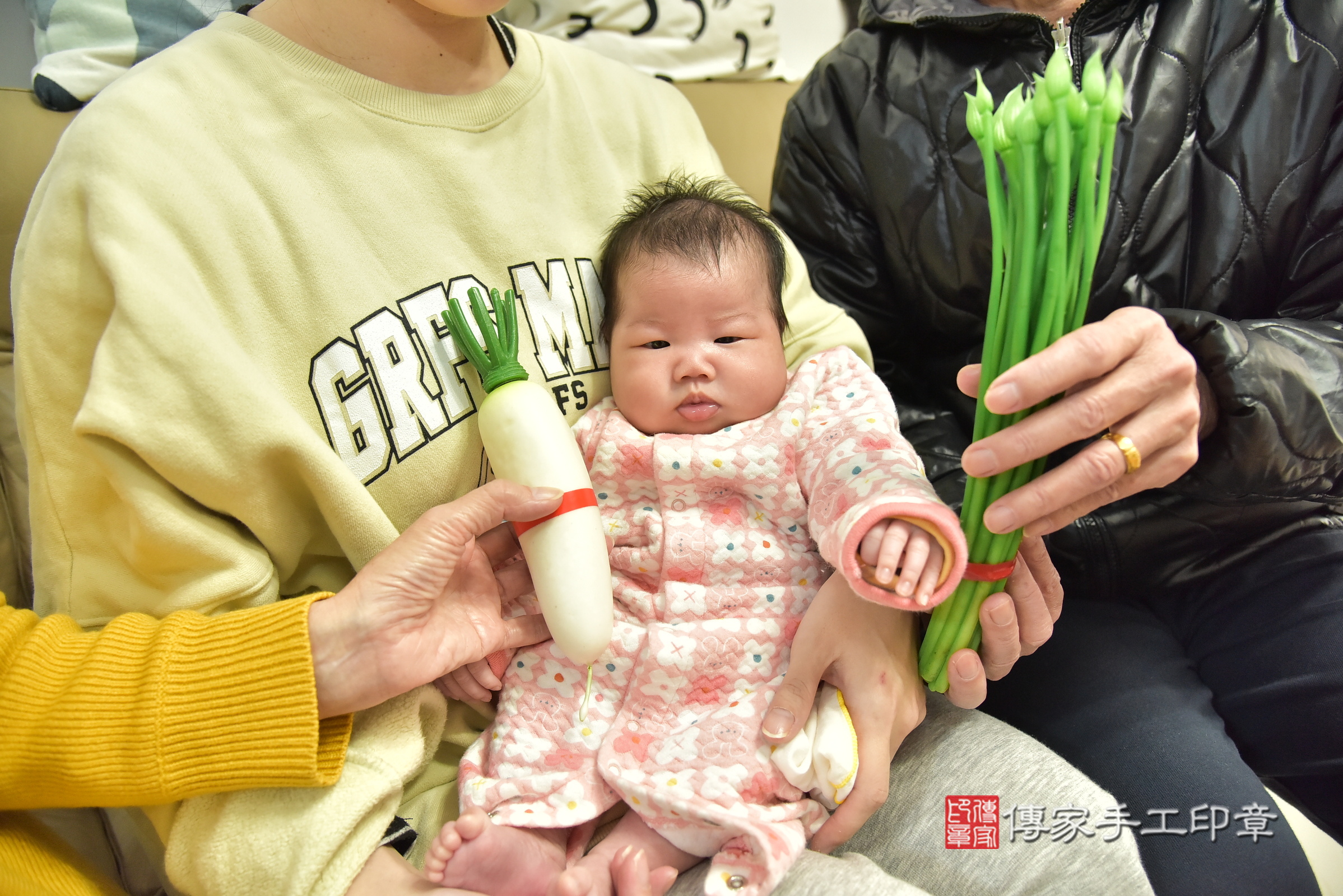 珈珈寶寶(基隆市安樂區到府嬰兒珈珈寶寶滿月剃頭理髮、到府嬰兒剃胎毛儀式吉祥話)。到府剃頭剃胎毛主持、專業拍照、證書。★購買「臍帶章、肚臍章、胎毛筆刷印章」贈送：剃頭、收涎、抓周，三選一。2025.1.13，照片12