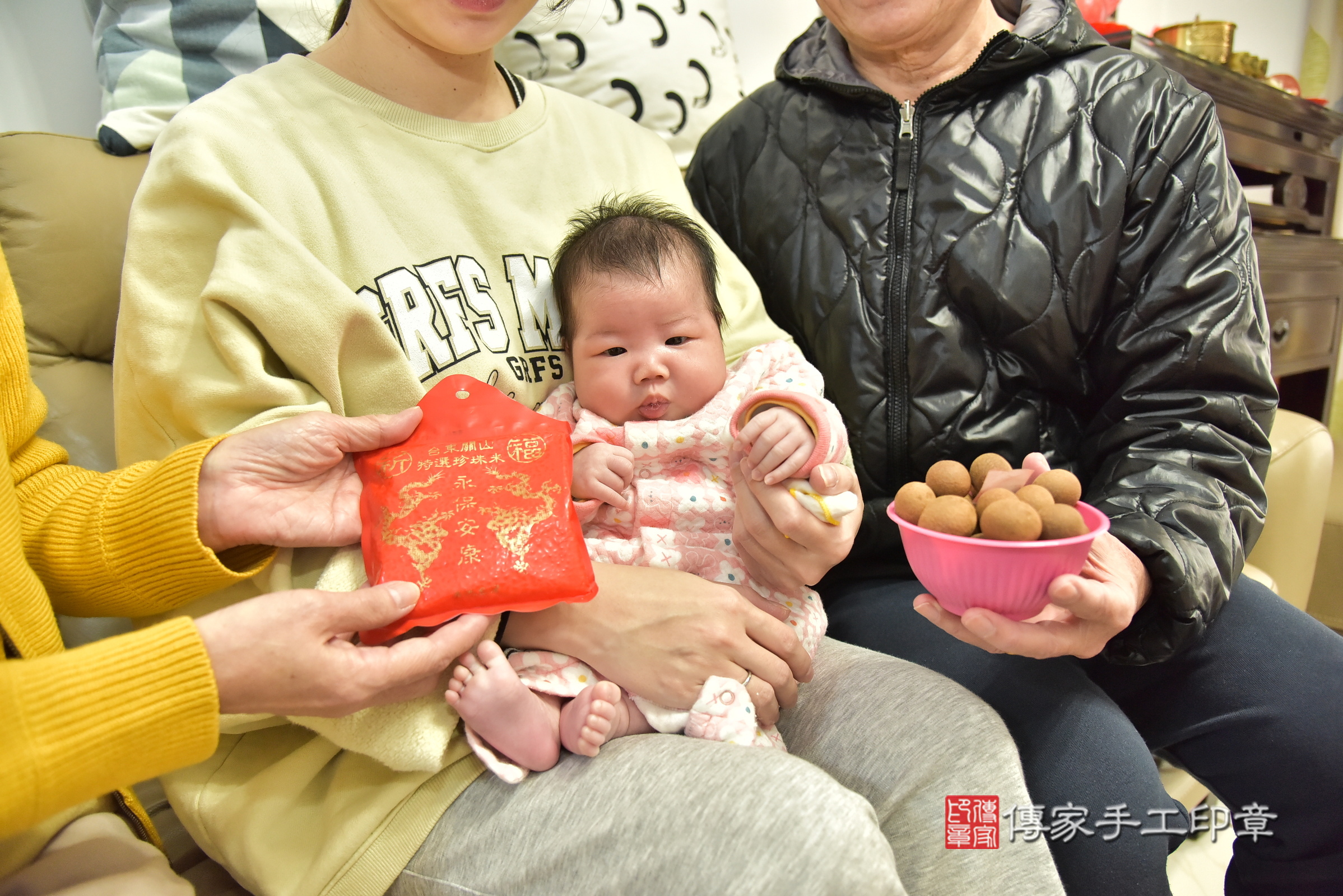 珈珈寶寶(基隆市安樂區到府嬰兒珈珈寶寶滿月剃頭理髮、到府嬰兒剃胎毛儀式吉祥話)。到府剃頭剃胎毛主持、專業拍照、證書。★購買「臍帶章、肚臍章、胎毛筆刷印章」贈送：剃頭、收涎、抓周，三選一。2025.1.13，照片6