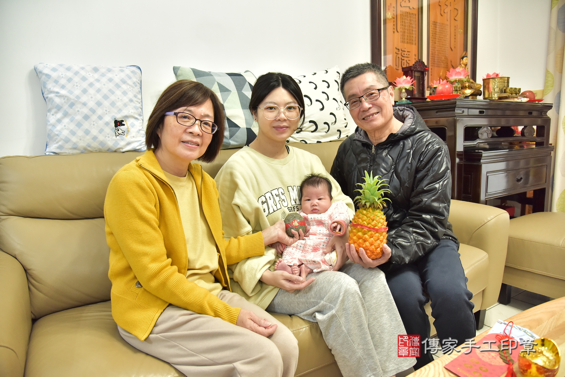 珈珈寶寶(基隆市安樂區到府嬰兒珈珈寶寶滿月剃頭理髮、到府嬰兒剃胎毛儀式吉祥話)。到府剃頭剃胎毛主持、專業拍照、證書。★購買「臍帶章、肚臍章、胎毛筆刷印章」贈送：剃頭、收涎、抓周，三選一。2025.1.13，照片11