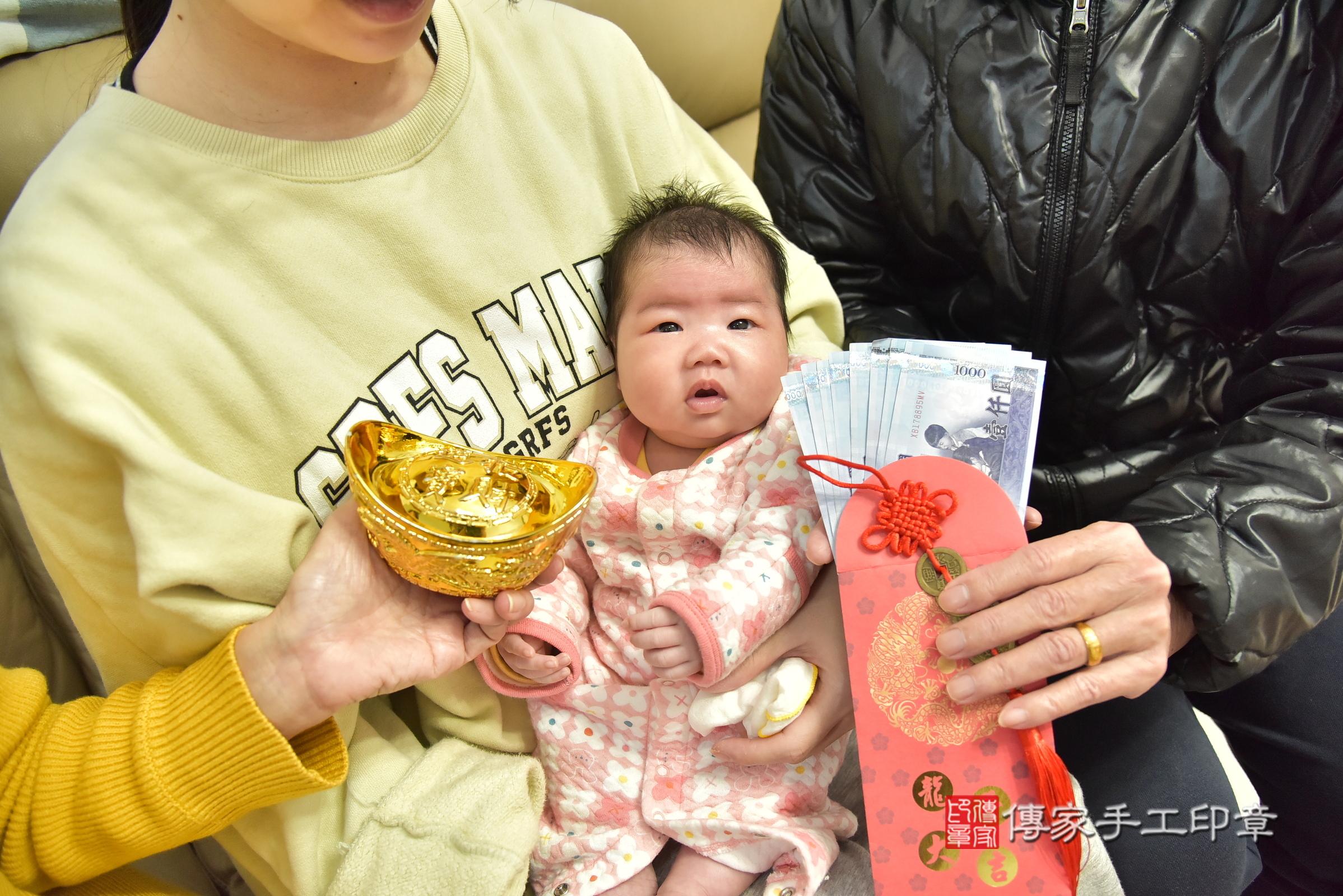 珈珈寶寶(基隆市安樂區到府嬰兒珈珈寶寶滿月剃頭理髮、到府嬰兒剃胎毛儀式吉祥話)。到府剃頭剃胎毛主持、專業拍照、證書。★購買「臍帶章、肚臍章、胎毛筆刷印章」贈送：剃頭、收涎、抓周，三選一。2025.1.13，照片16