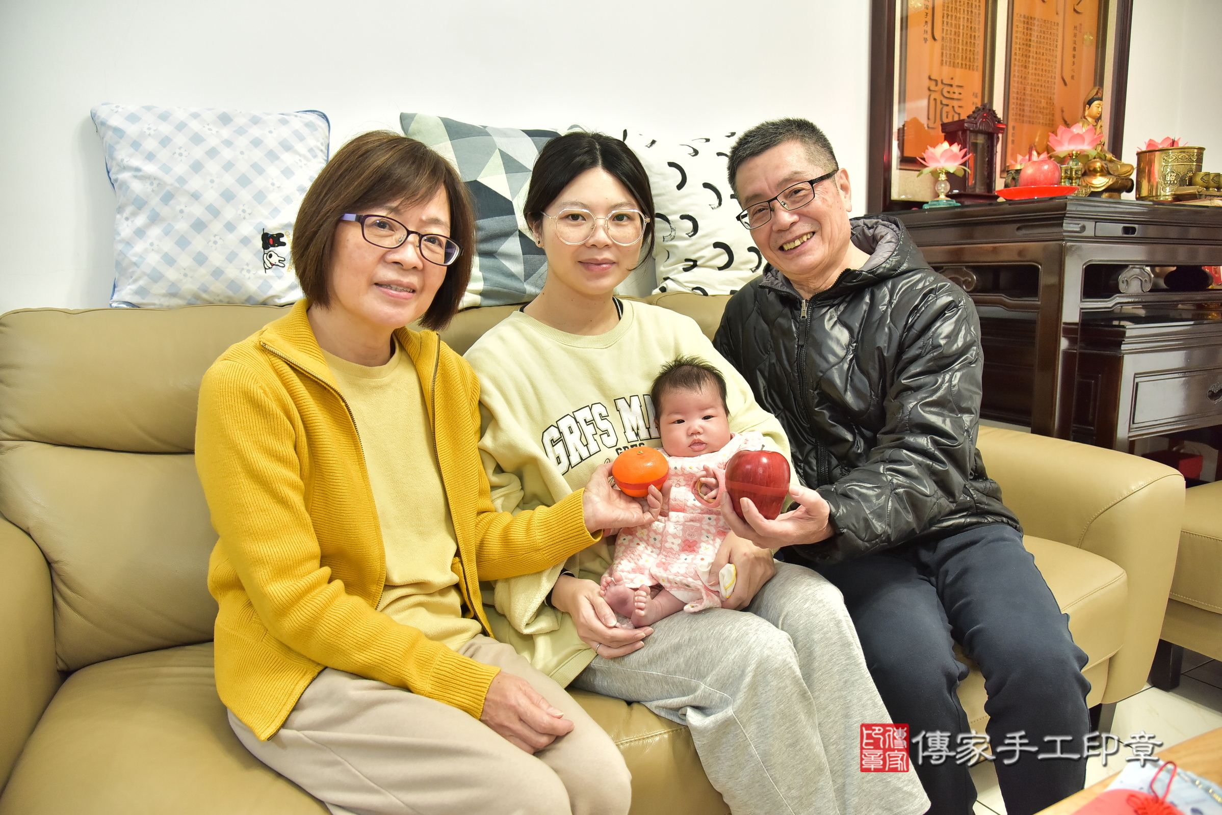 珈珈寶寶(基隆市安樂區到府嬰兒珈珈寶寶滿月剃頭理髮、到府嬰兒剃胎毛儀式吉祥話)。到府剃頭剃胎毛主持、專業拍照、證書。★購買「臍帶章、肚臍章、胎毛筆刷印章」贈送：剃頭、收涎、抓周，三選一。2025.1.13，照片9