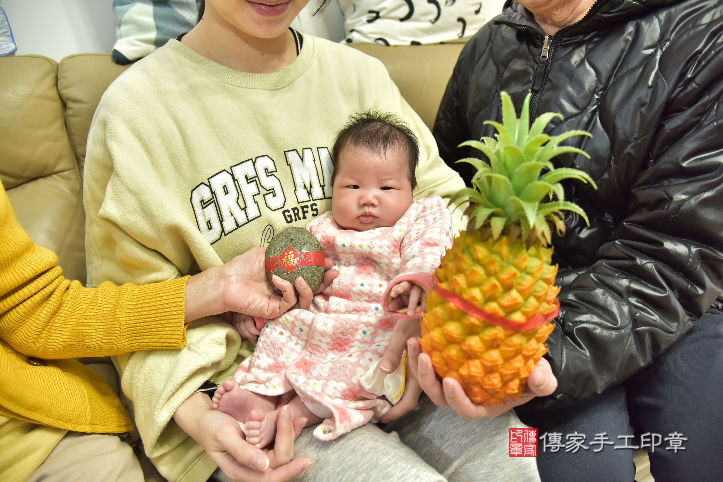 珈珈寶寶(基隆市安樂區到府嬰兒珈珈寶寶滿月剃頭理髮、到府嬰兒剃胎毛儀式吉祥話)。到府剃頭剃胎毛主持、專業拍照、證書。★購買「臍帶章、肚臍章、胎毛筆刷印章」贈送：剃頭、收涎、抓周，三選一。2025.1.13，照片10