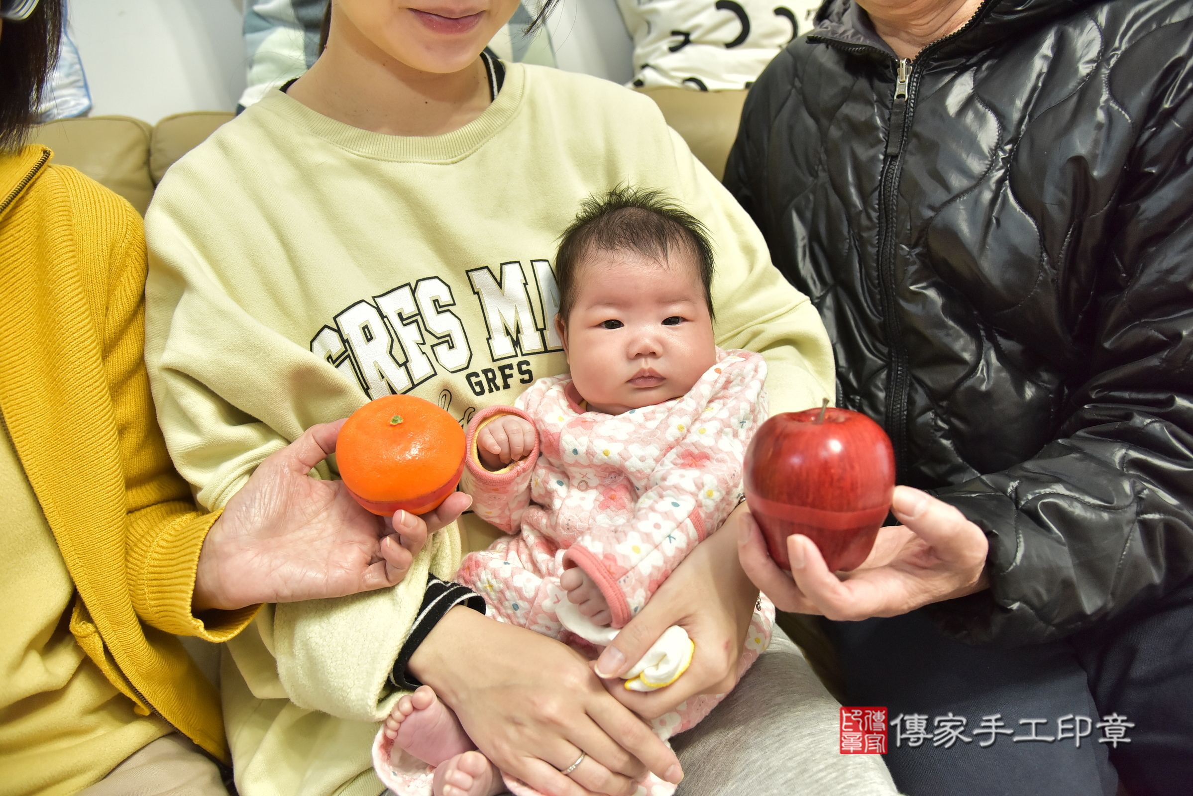 珈珈寶寶(基隆市安樂區到府嬰兒珈珈寶寶滿月剃頭理髮、到府嬰兒剃胎毛儀式吉祥話)。到府剃頭剃胎毛主持、專業拍照、證書。★購買「臍帶章、肚臍章、胎毛筆刷印章」贈送：剃頭、收涎、抓周，三選一。2025.1.13，照片8