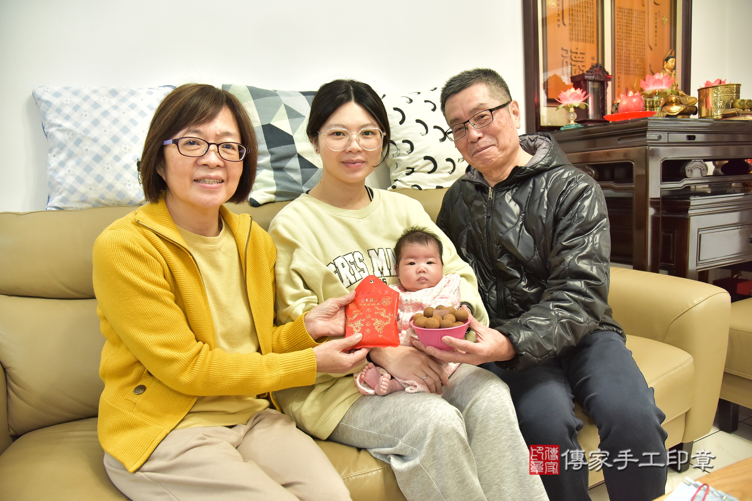 珈珈寶寶(基隆市安樂區到府嬰兒珈珈寶寶滿月剃頭理髮、到府嬰兒剃胎毛儀式吉祥話)。到府剃頭剃胎毛主持、專業拍照、證書。★購買「臍帶章、肚臍章、胎毛筆刷印章」贈送：剃頭、收涎、抓周，三選一。2025.1.13，照片7