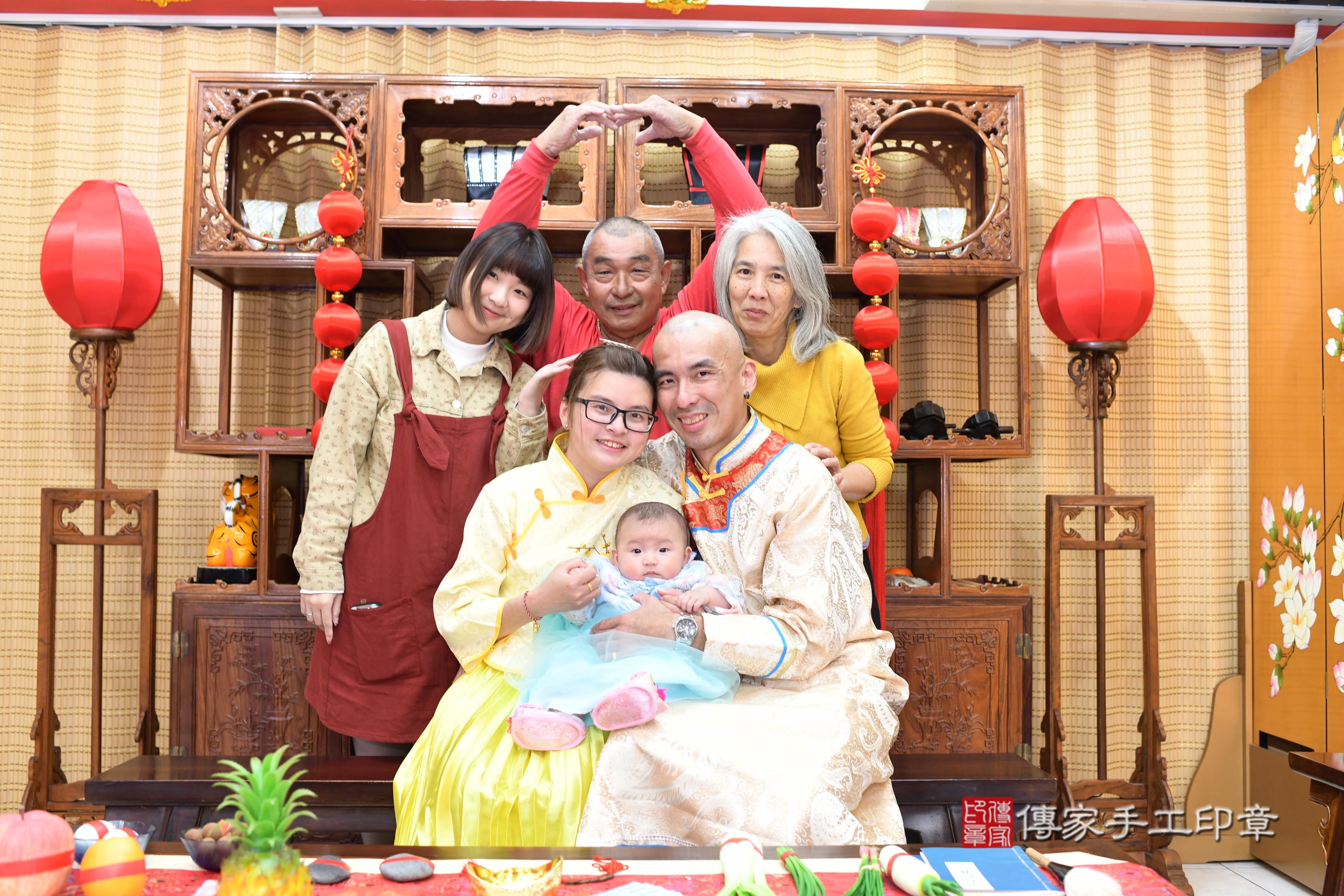 傳家手工印章台南店、抓周、度脺、中國風會場、傳家嬰兒古禮、吉祥話、抓周道具物品24種、拍照。抓周證書。寶寶抓周、滿周歲、生日快樂、祝福