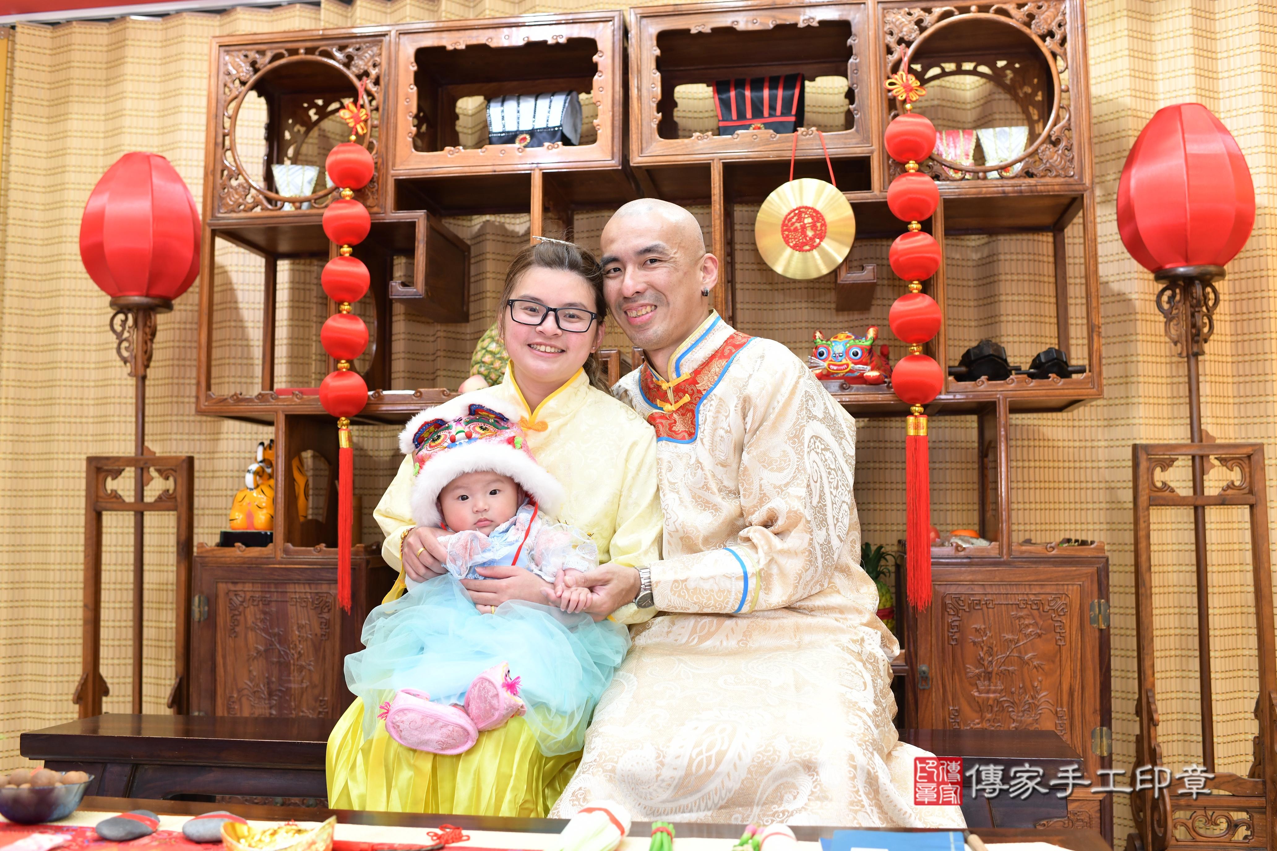 傳家手工印章台南店、抓周、度脺、中國風會場、傳家嬰兒古禮、吉祥話、抓周道具物品24種、拍照。抓周證書。寶寶抓周、滿周歲、生日快樂、祝福