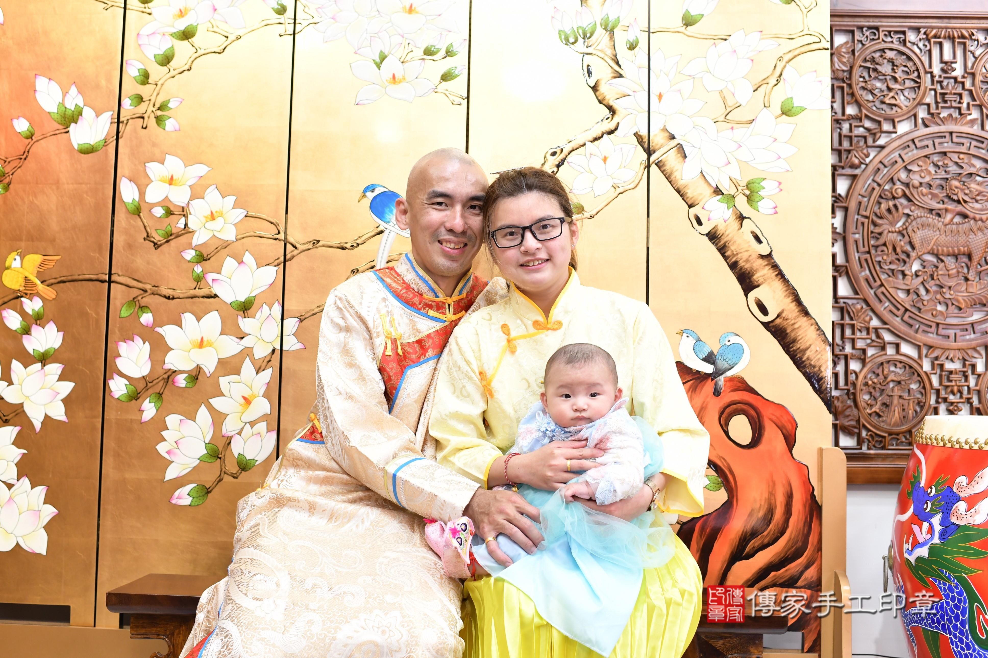 傳家手工印章台南店、抓周、度脺、中國風會場、傳家嬰兒古禮、吉祥話、抓周道具物品24種、拍照。抓周證書。寶寶抓周、滿周歲、生日快樂、祝福