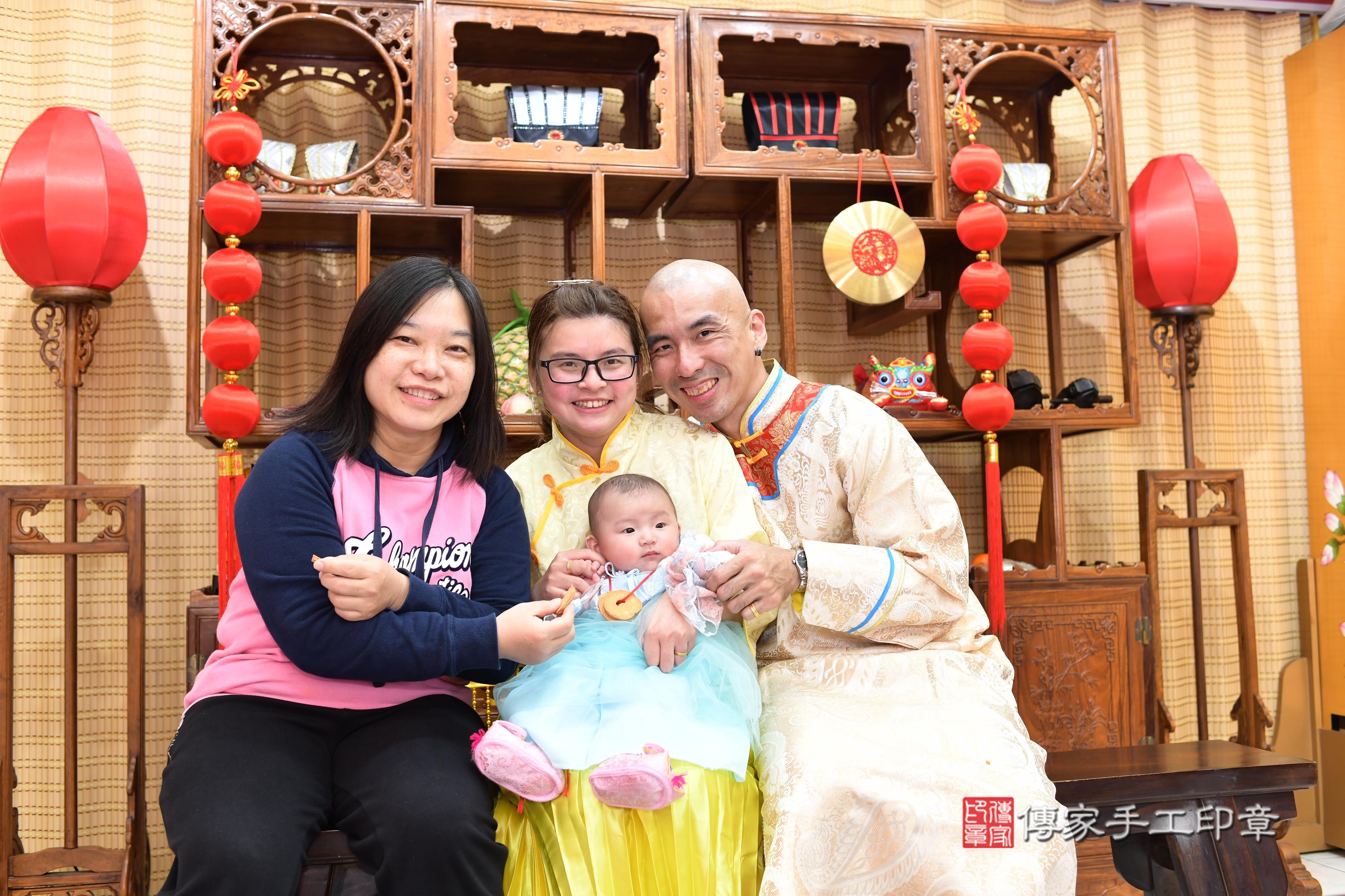 傳家手工印章台南店、抓周、度脺、中國風會場、傳家嬰兒古禮、吉祥話、抓周道具物品24種、拍照。抓周證書。寶寶抓周、滿周歲、生日快樂、祝福