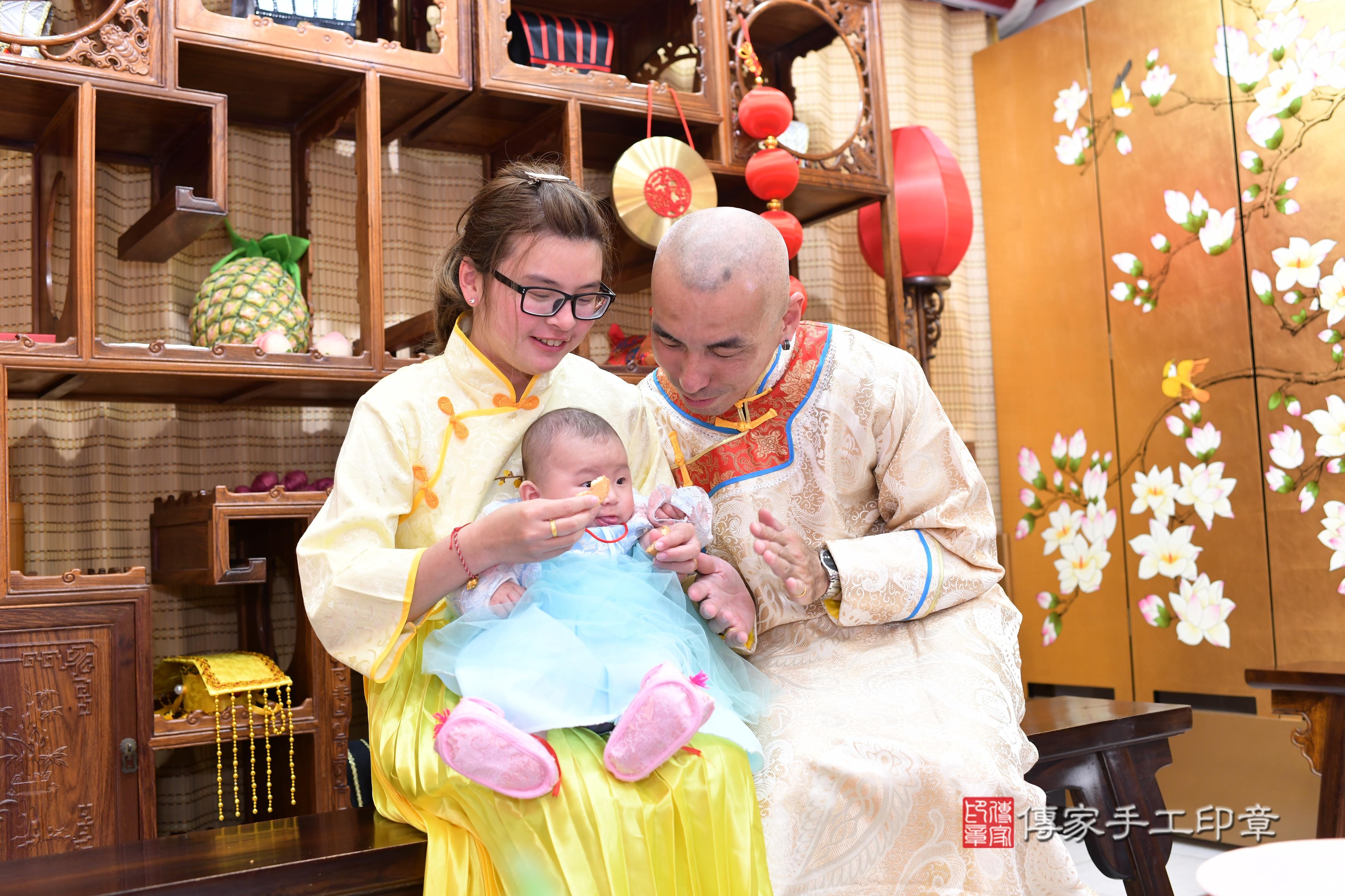 傳家手工印章台南店、抓周、度脺、中國風會場、傳家嬰兒古禮、吉祥話、抓周道具物品24種、拍照。抓周證書。寶寶抓周、滿周歲、生日快樂、祝福
