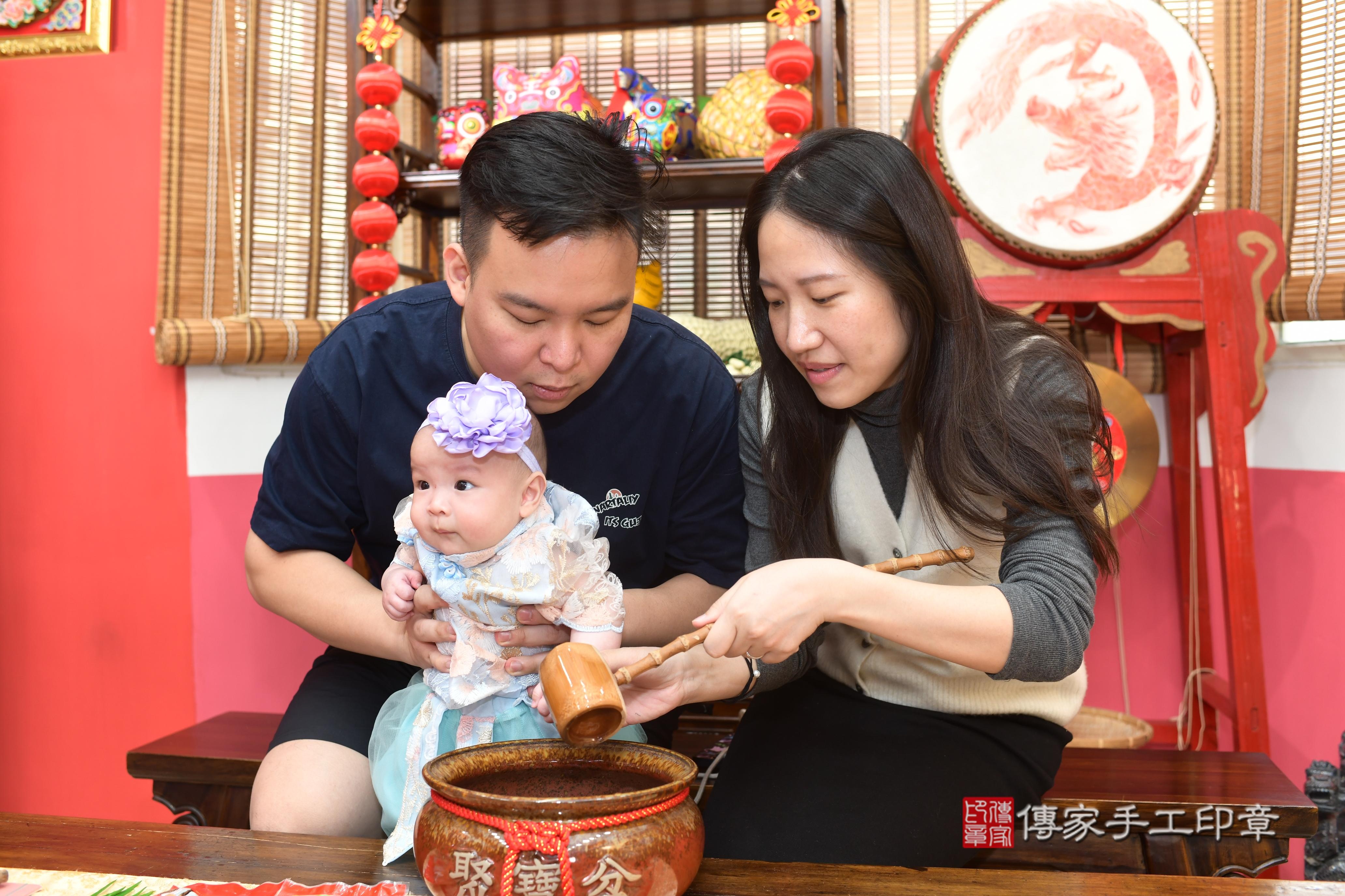 傳家手工印章高雄店、抓周、度脺、中國風會場、傳家嬰兒古禮、吉祥話、抓周道具物品24種、拍照。抓周證書。寶寶抓周、滿周歲、生日快樂、祝福