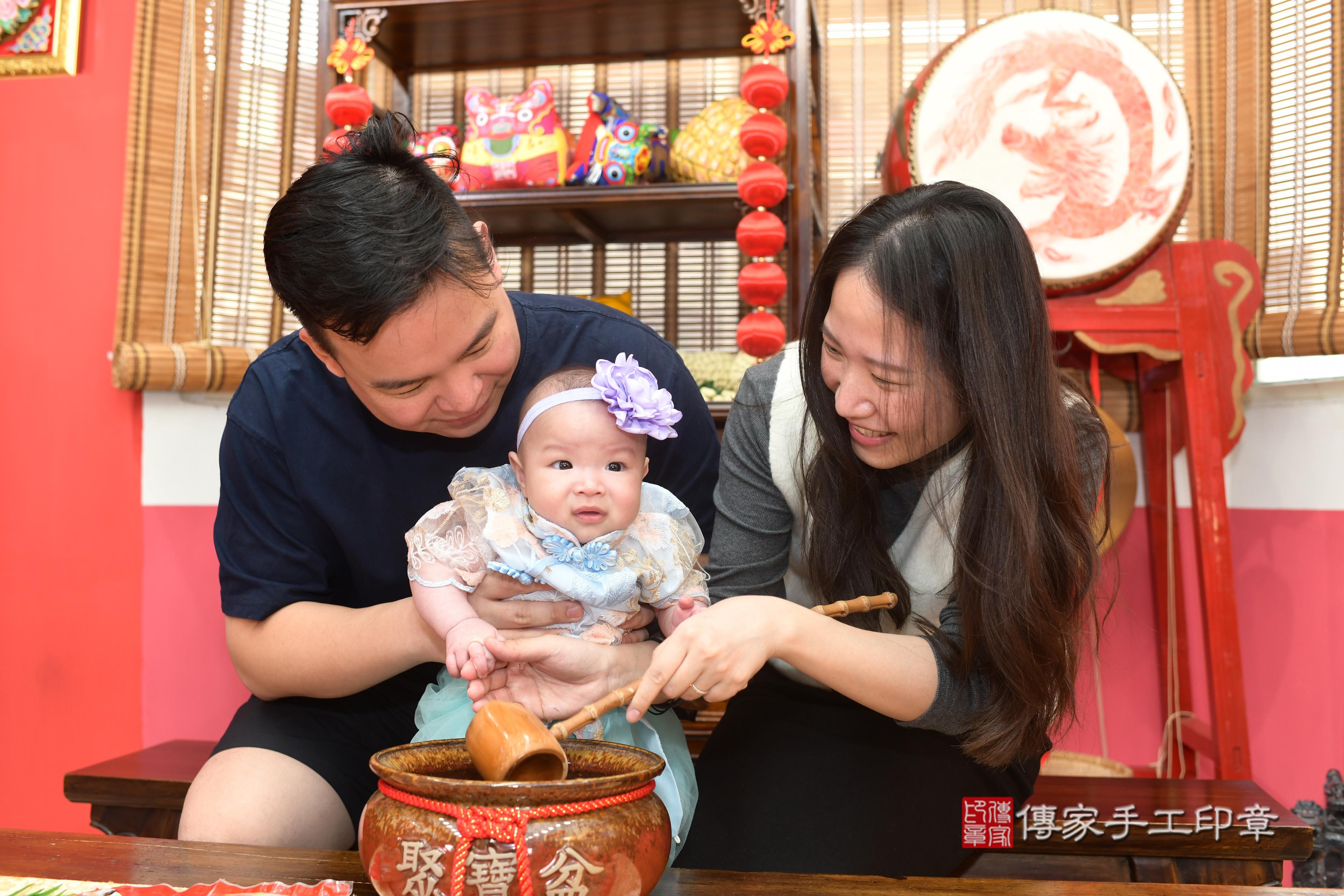 傳家手工印章高雄店、抓周、度脺、中國風會場、傳家嬰兒古禮、吉祥話、抓周道具物品24種、拍照。抓周證書。寶寶抓周、滿周歲、生日快樂、祝福