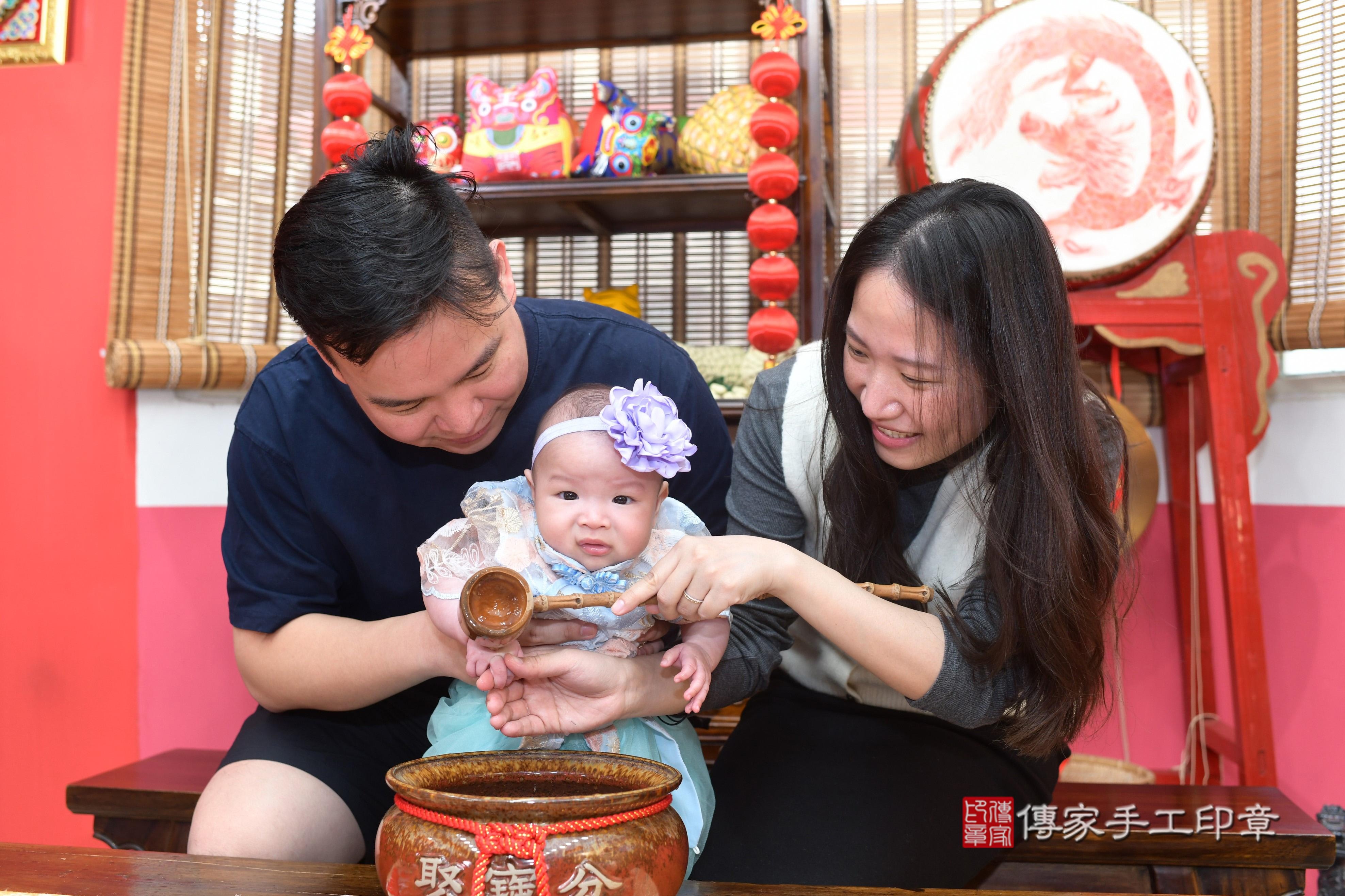 傳家手工印章高雄店、抓周、度脺、中國風會場、傳家嬰兒古禮、吉祥話、抓周道具物品24種、拍照。抓周證書。寶寶抓周、滿周歲、生日快樂、祝福
