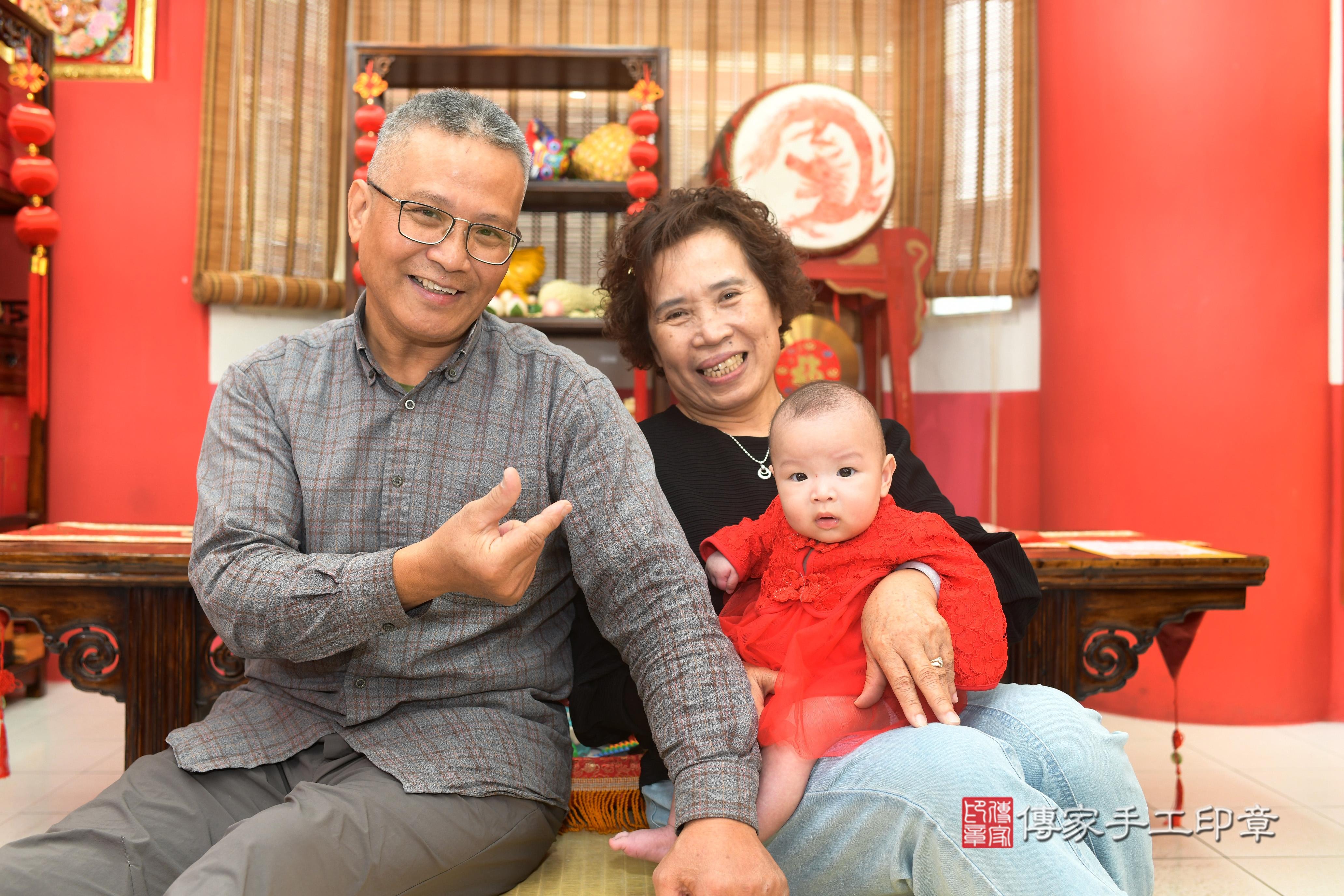 傳家手工印章高雄店、抓周、度脺、中國風會場、傳家嬰兒古禮、吉祥話、抓周道具物品24種、拍照。抓周證書。寶寶抓周、滿周歲、生日快樂、祝福