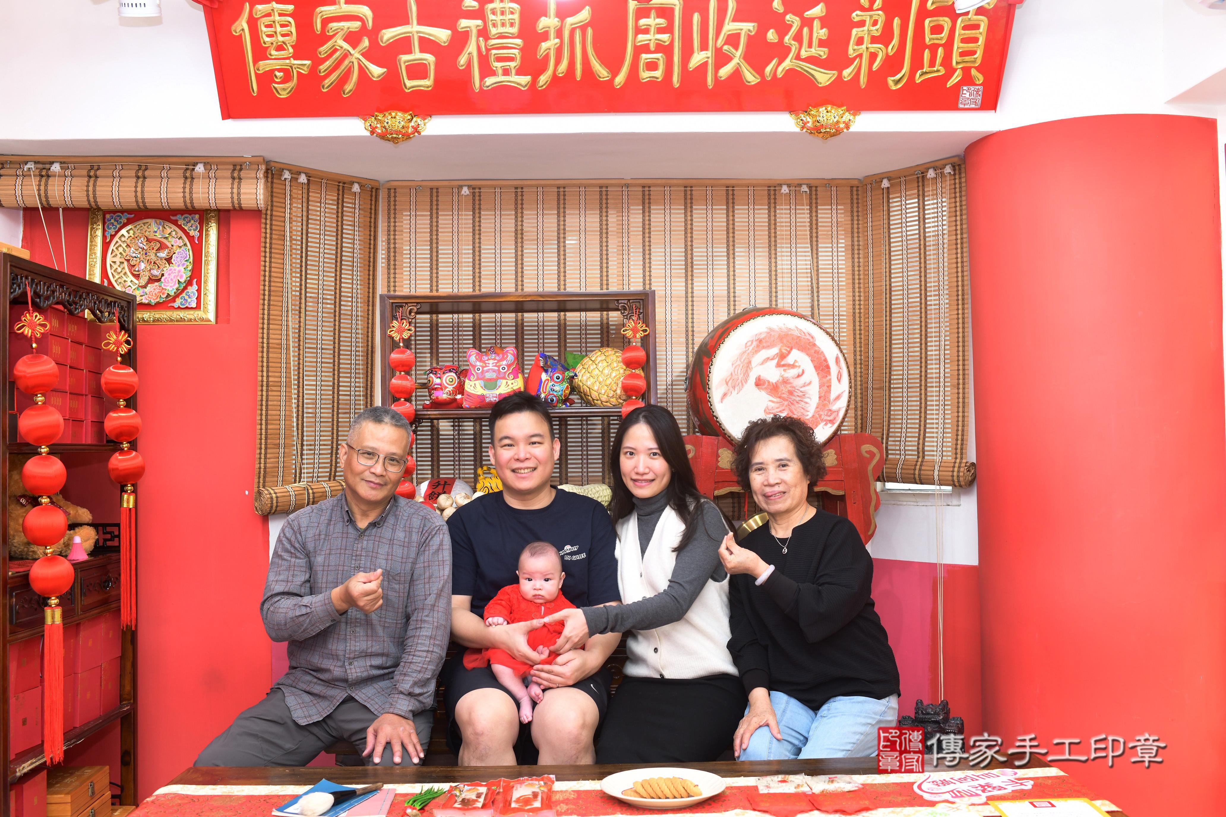 傳家手工印章高雄店、抓周、度脺、中國風會場、傳家嬰兒古禮、吉祥話、抓周道具物品24種、拍照。抓周證書。寶寶抓周、滿周歲、生日快樂、祝福